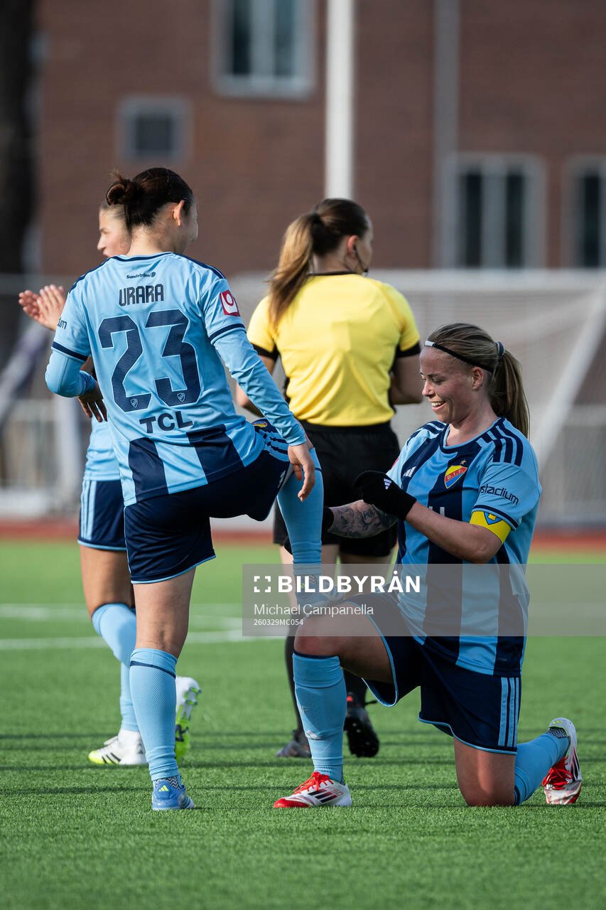 Djurgårdens Urara Watanabe jublar med Therese Åsland