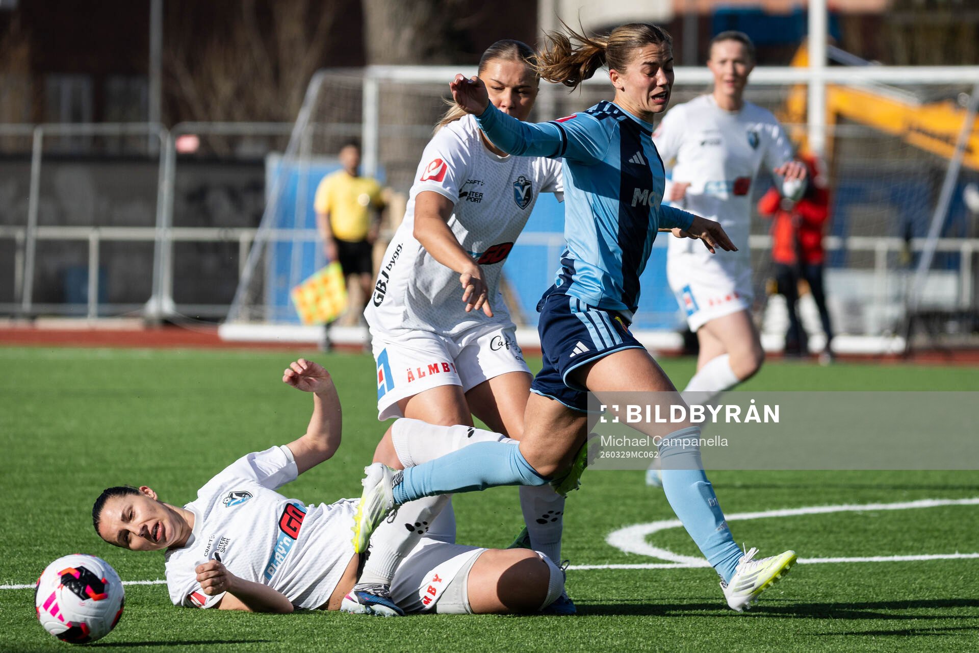 Växjö DFFs Nellie Karlsson och Djurgårdens Johanna