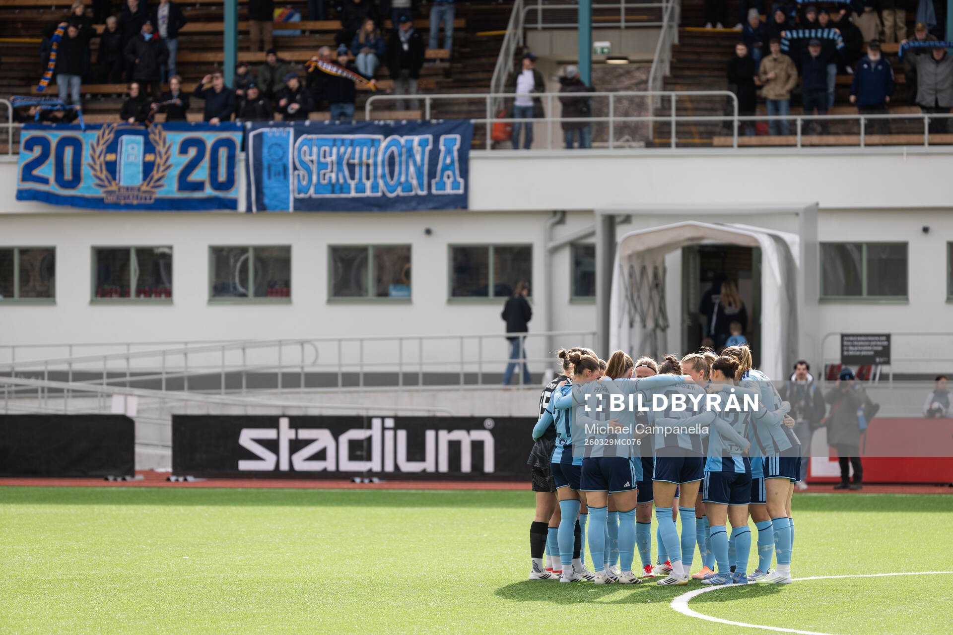 Djurgårdens spelare i en kram