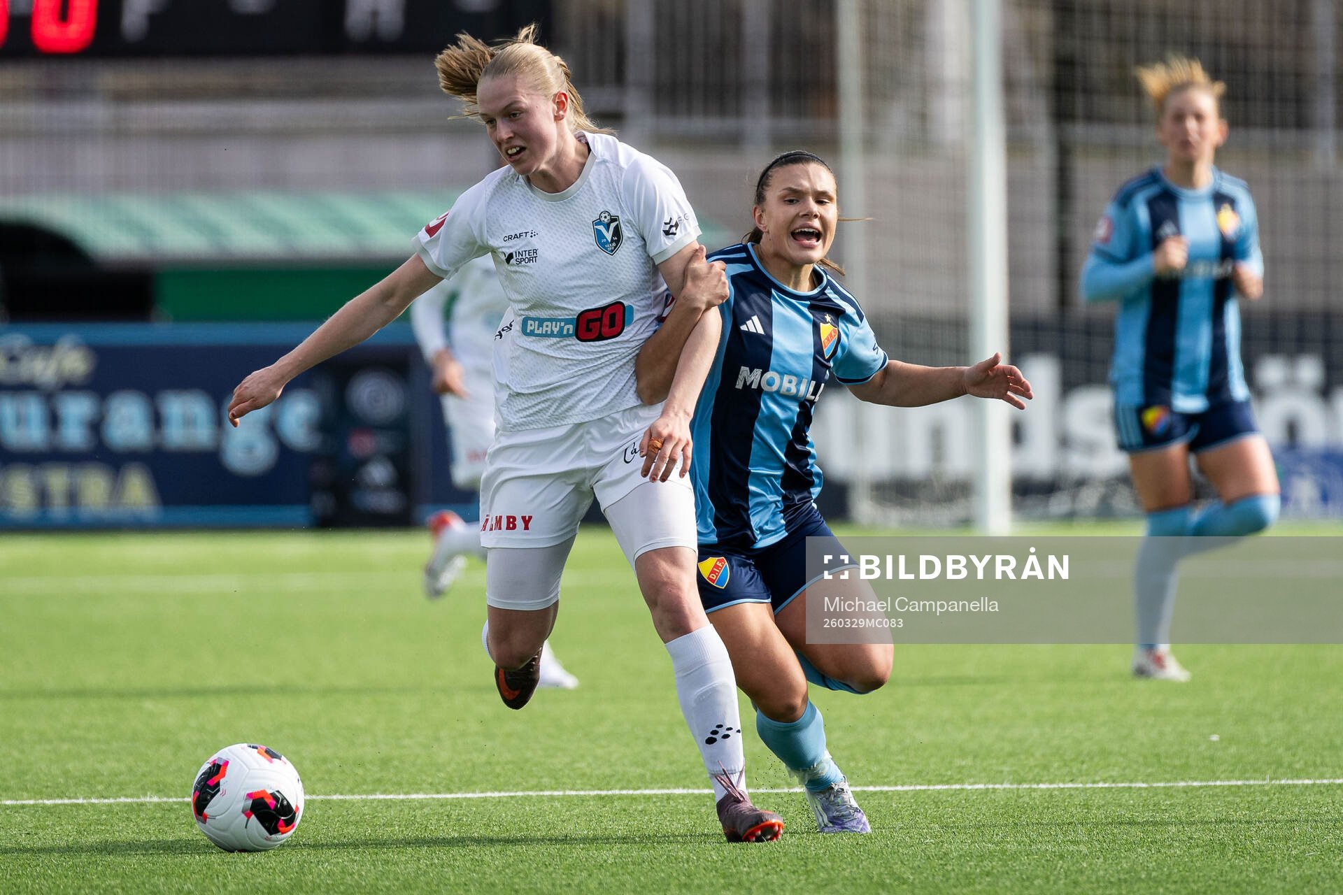 Växjö DFFs Saga Swedman och Djurgårdens Alexsandra