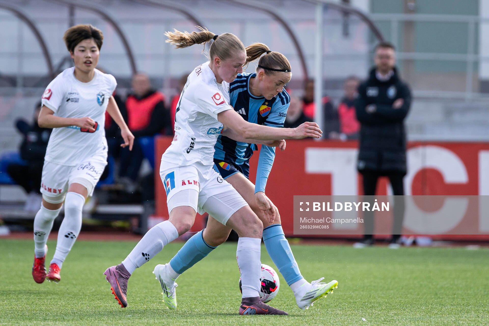 Växjö DFFs Saga Swedman och Djurgårdens Fabienne