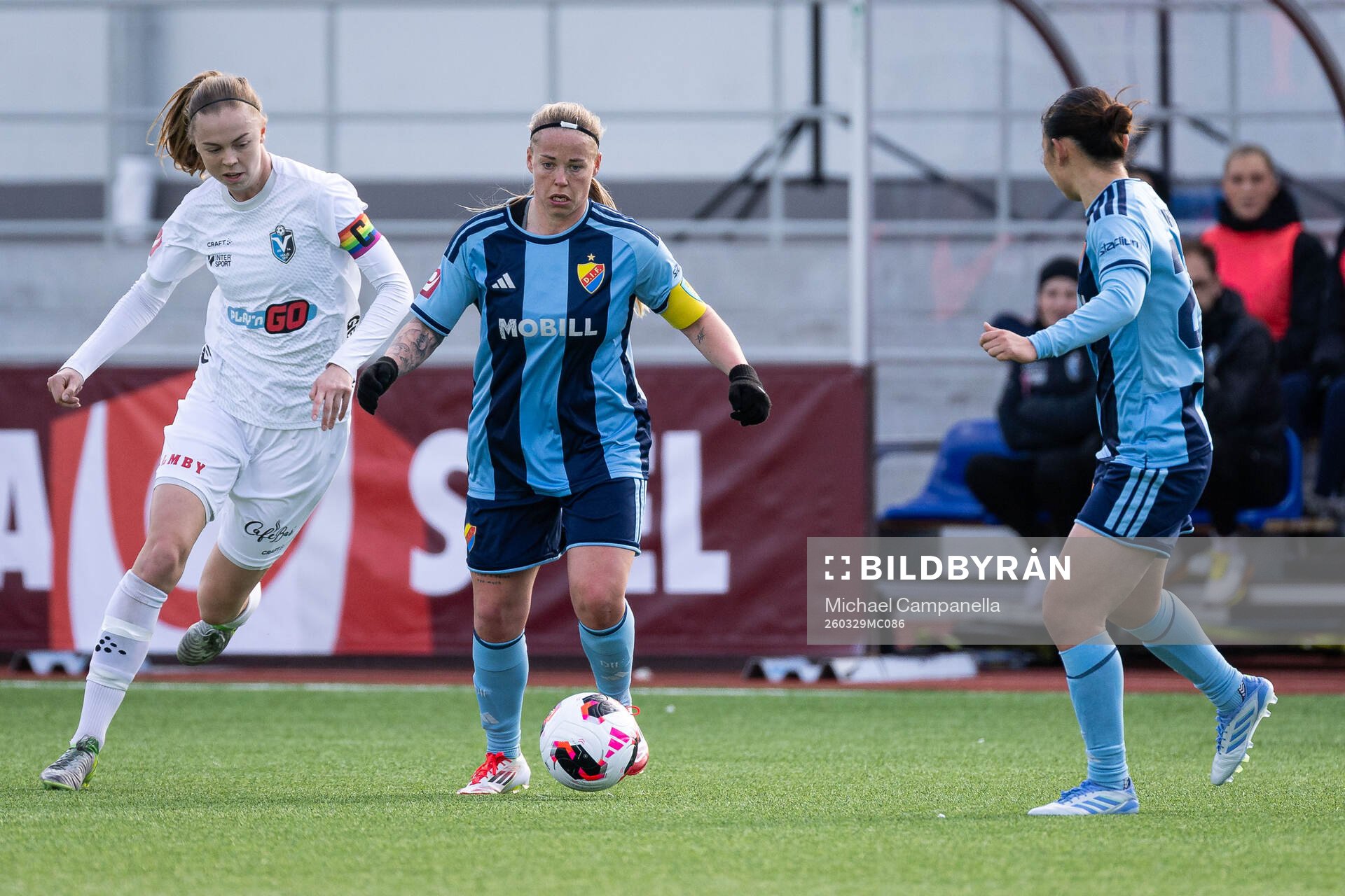 Växjö DFFs Elin Nilsson och Djurgårdens Therese Åsland