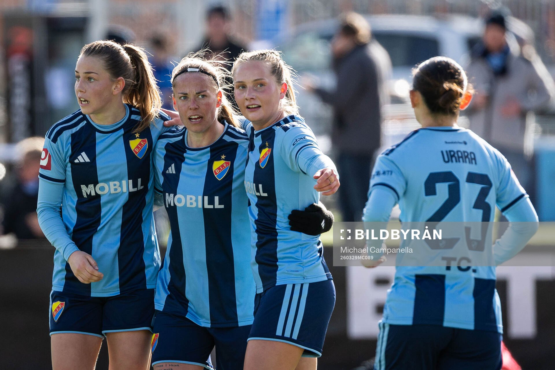 Djurgårdens Therese Åsland jublar med lagkamrater