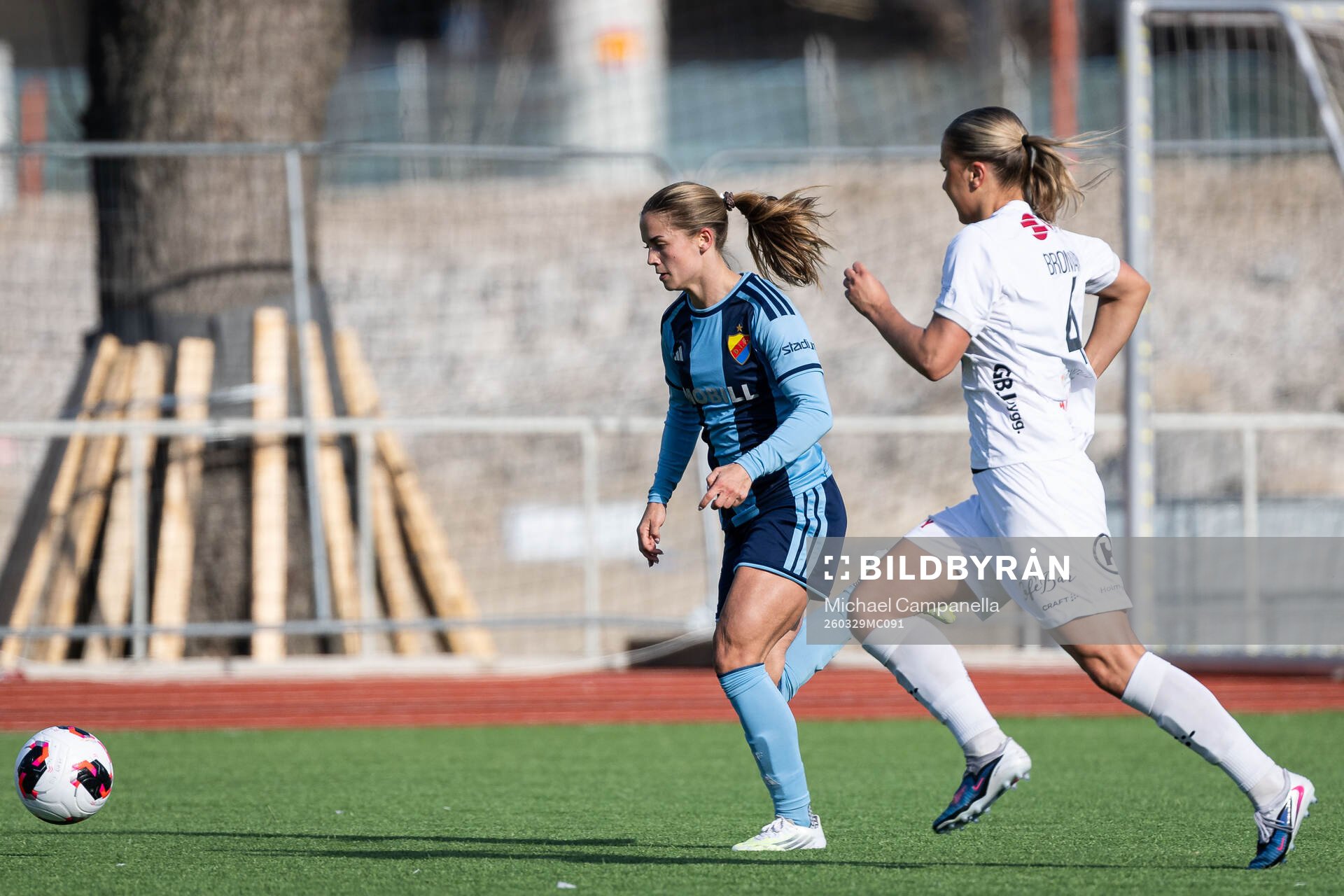 Djurgårdens Johanna Renmark och Växjö DFFs Alice Broman