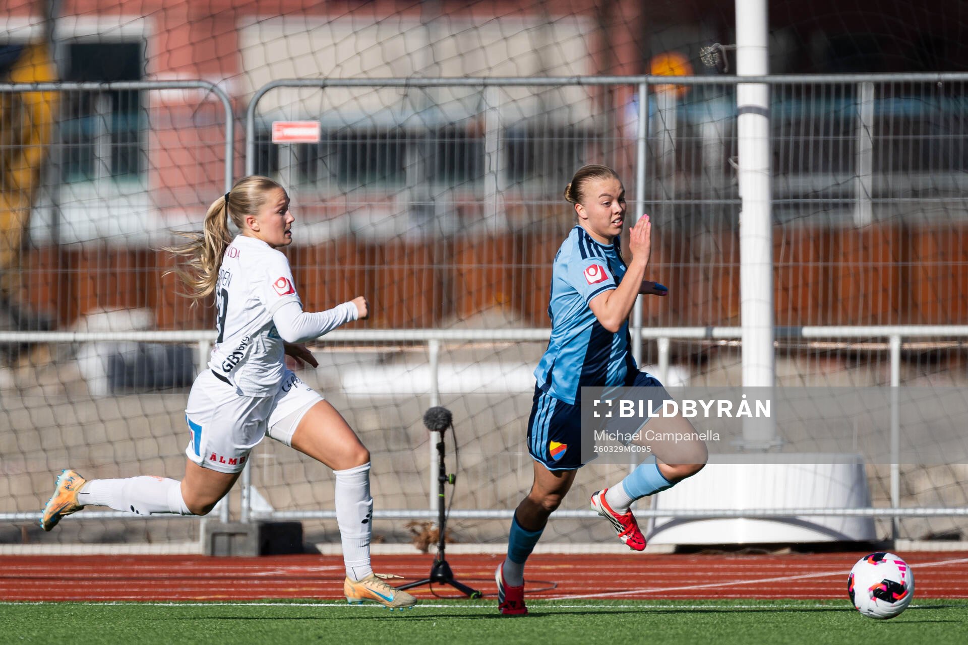 Växjö DFFs Tilda Sandén och Djurgårdens Elin Westlund