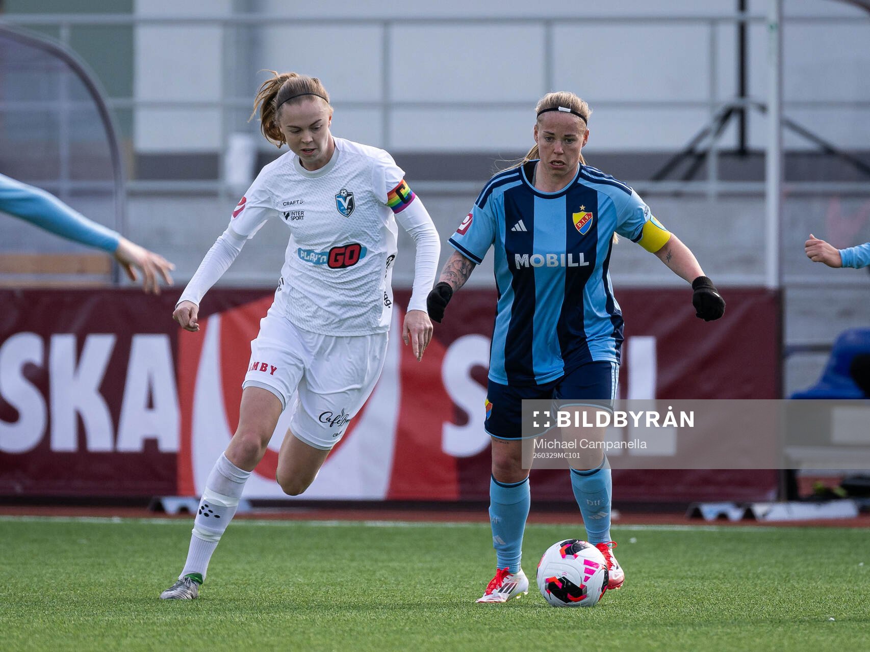 Växjö DFFs Elin Nilsson och Djurgårdens Therese Åsland