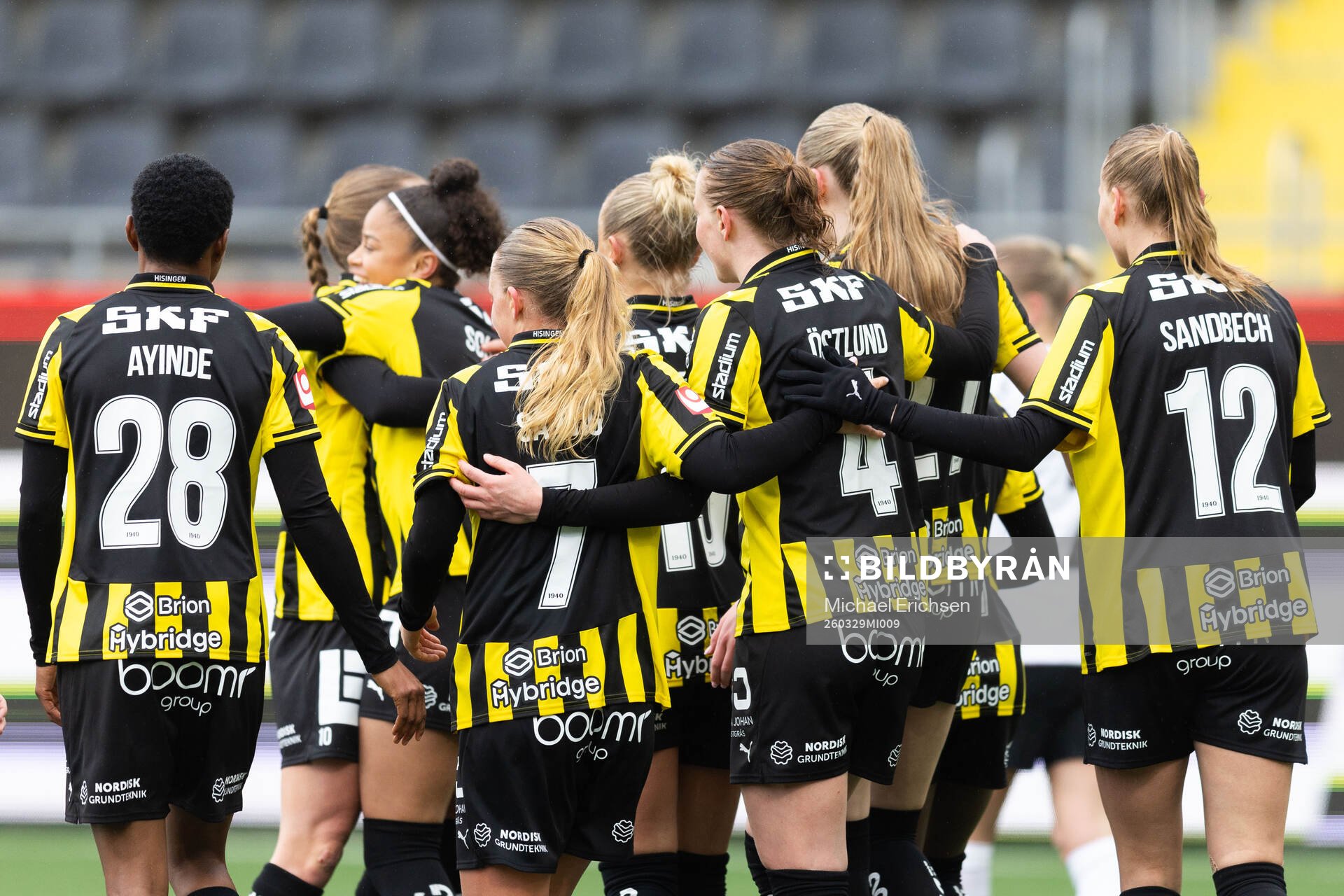Häckens Felicia Schröder jublar med lagkamrater
