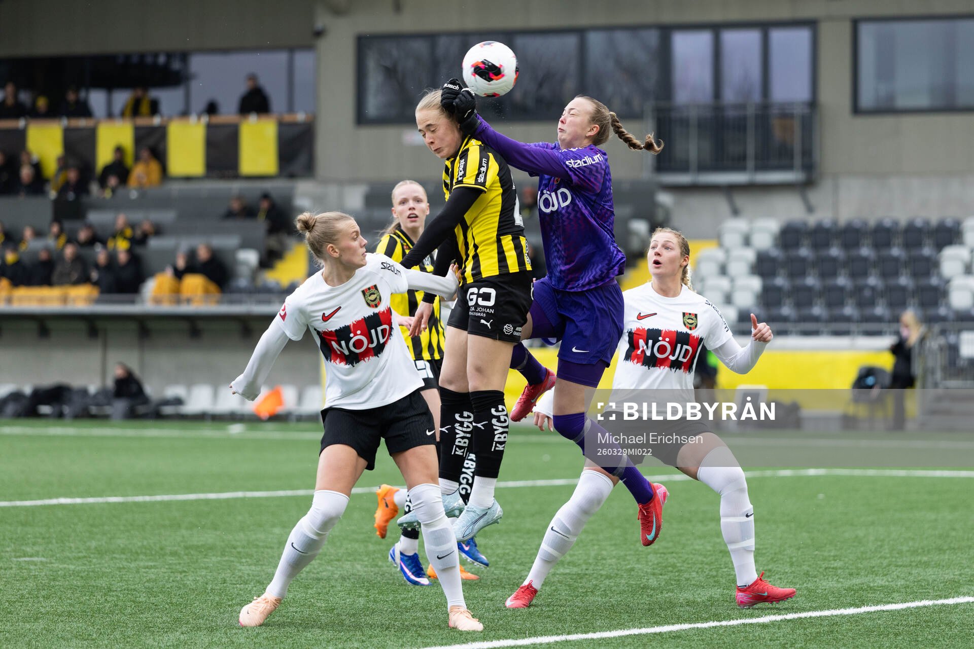 Häckens Paulina Nyström och Brommapojkarnas målvakt