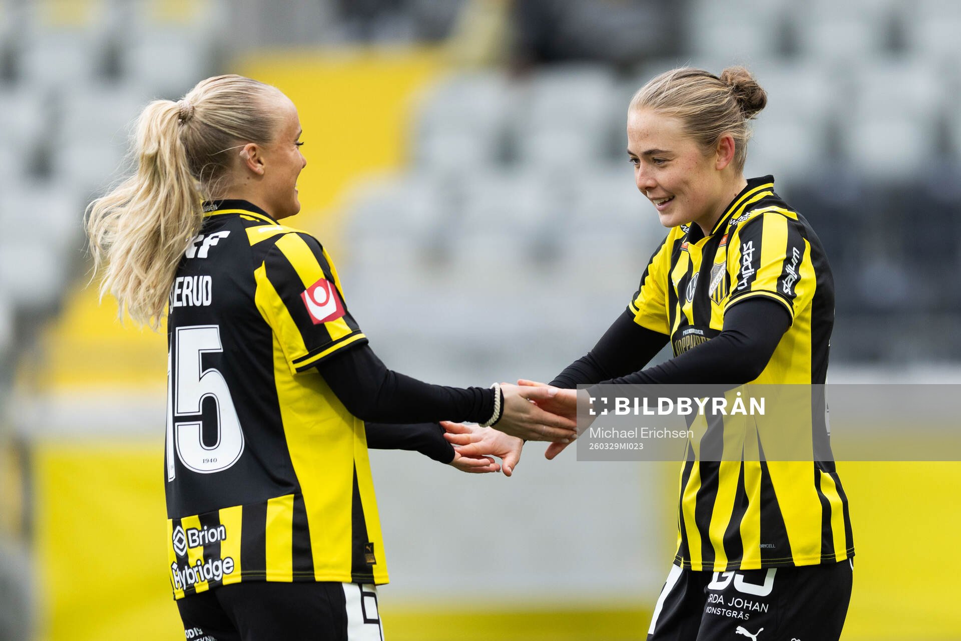 Häckens Paulina Nyström jublar med Alva Selerud