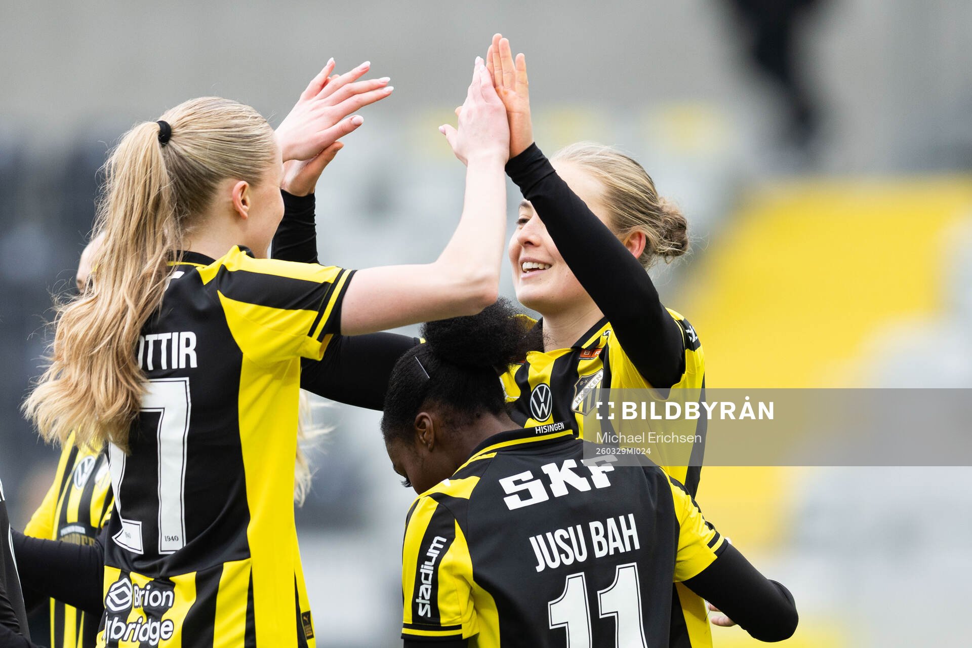 Häckens Paulina Nyström jublar med Thelma Pálmadottir