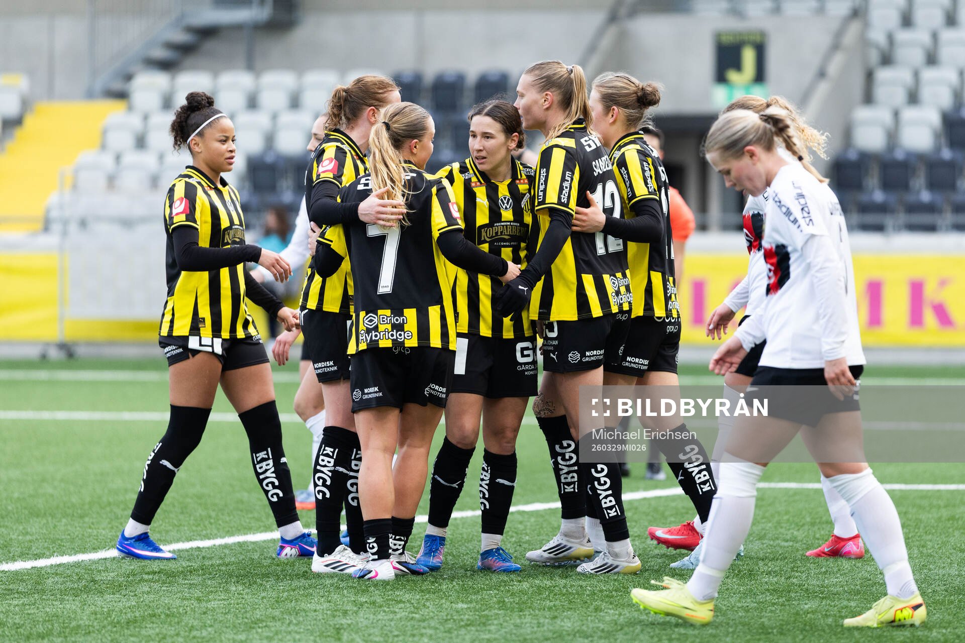 Häckens Stine Sandbech jublar med Felicia Schröder, Emma