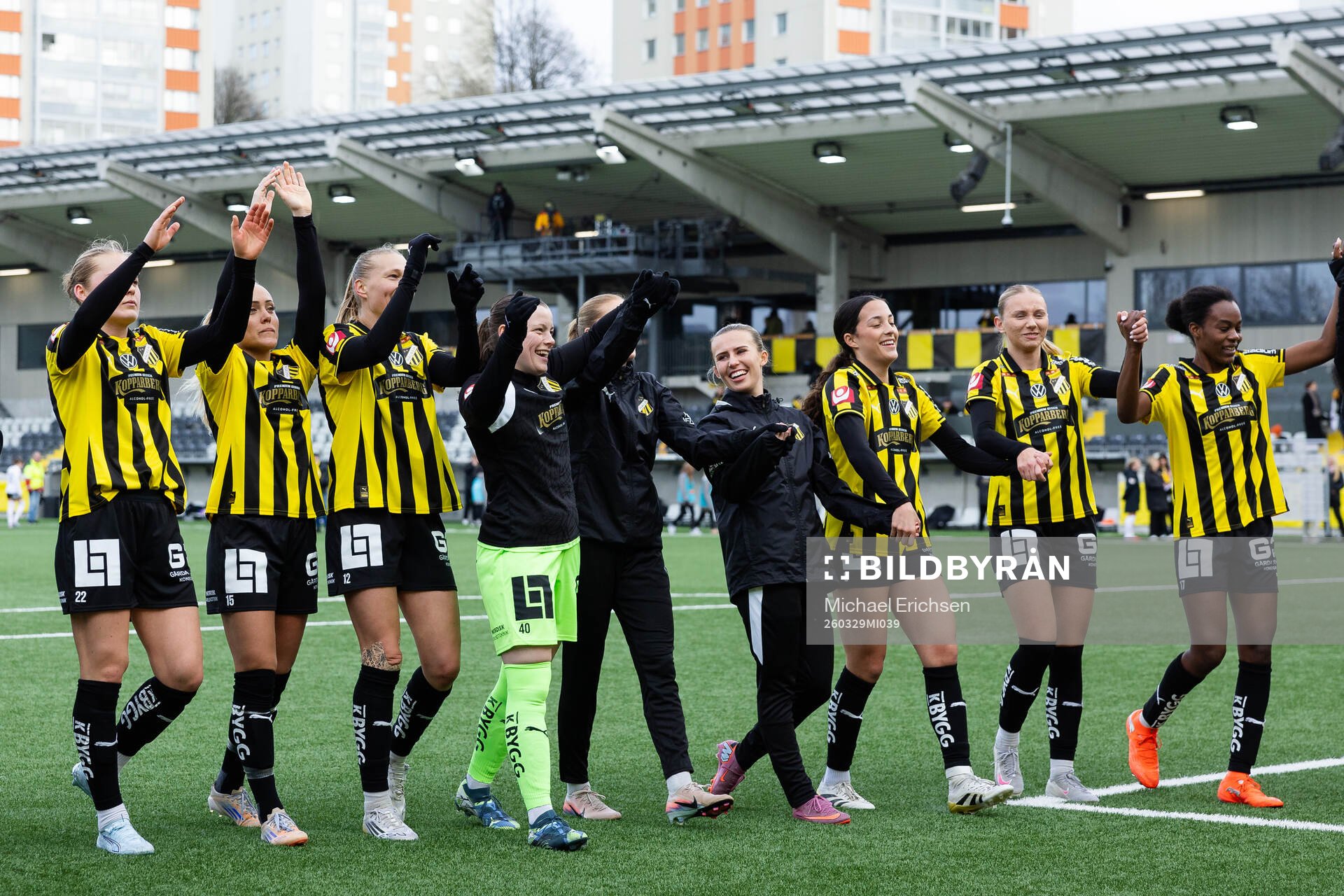 Häckens spelare jublar och tackar publiken