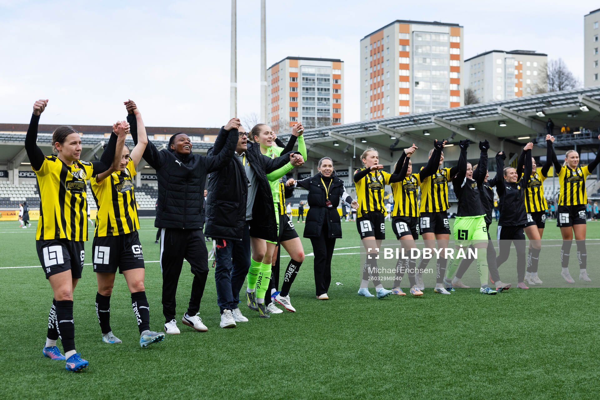 Häckens spelare jublar och tackar publiken