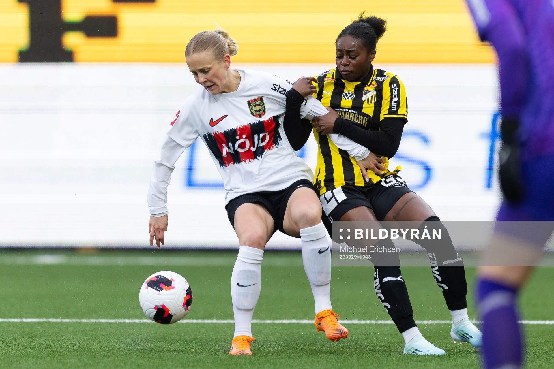 Brommapojkarnas Adelina Engman och Häckens Monica Jusu Bah