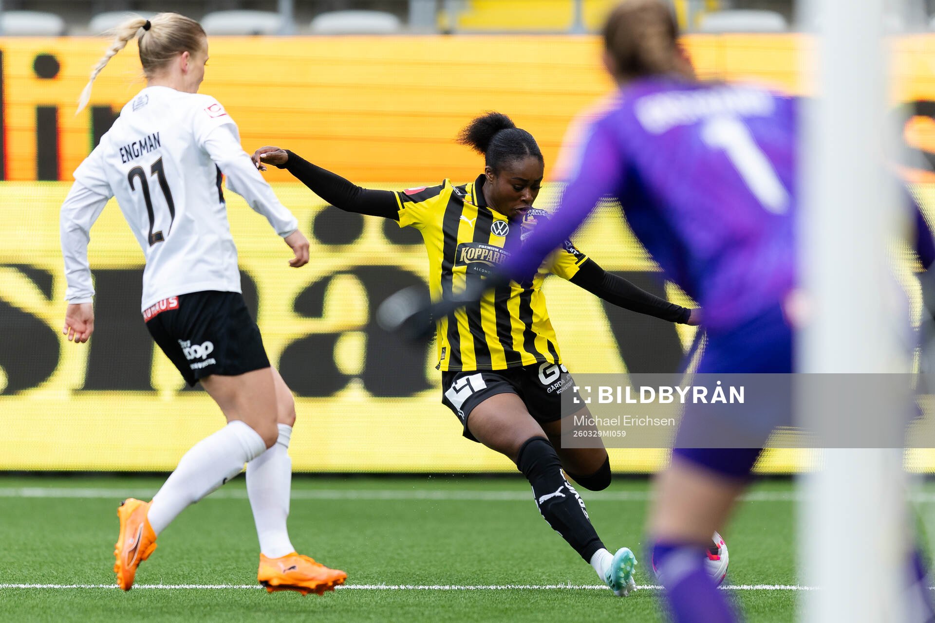 Brommapojkarnas Adelina Engman och Häckens Monica Jusu Bah