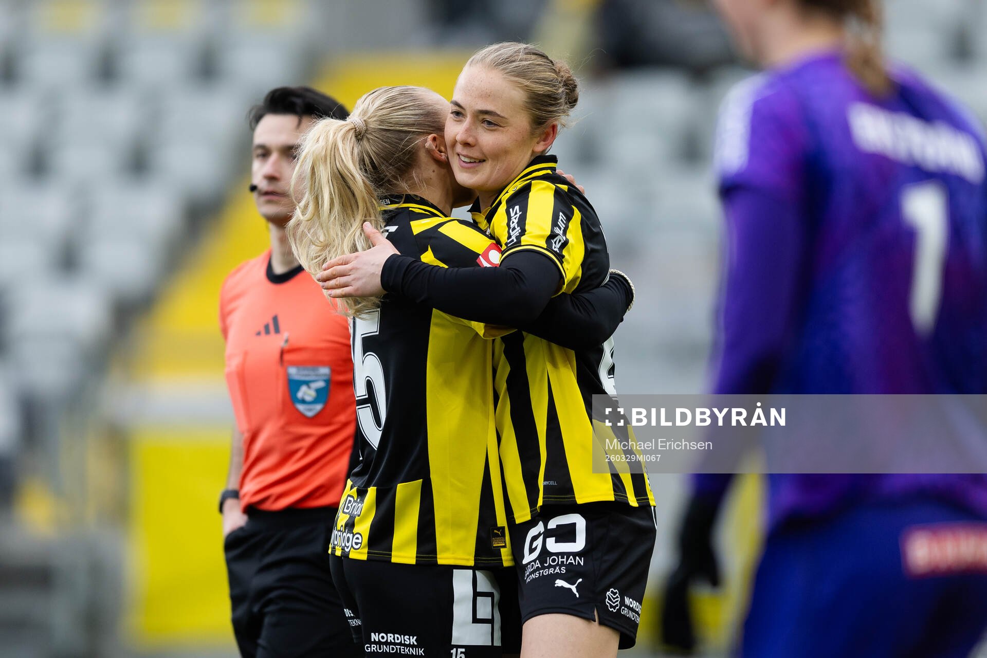 Häckens Paulina Nyström jublar ihop med Alva Selerud