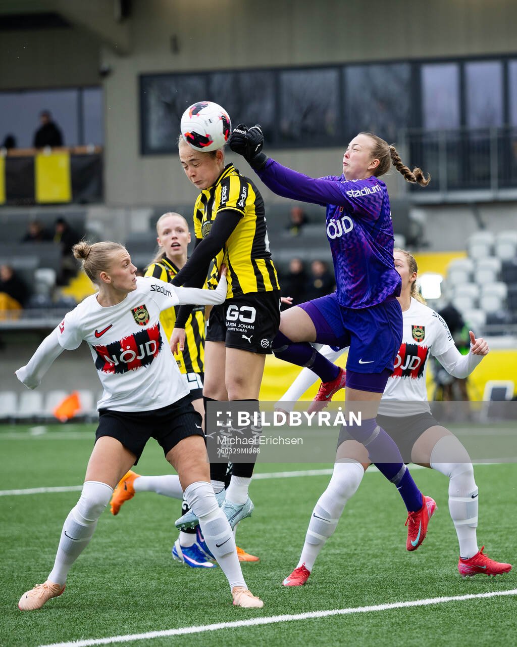 Häckens Paulina Nyström och Brommapojkarnas målvakt