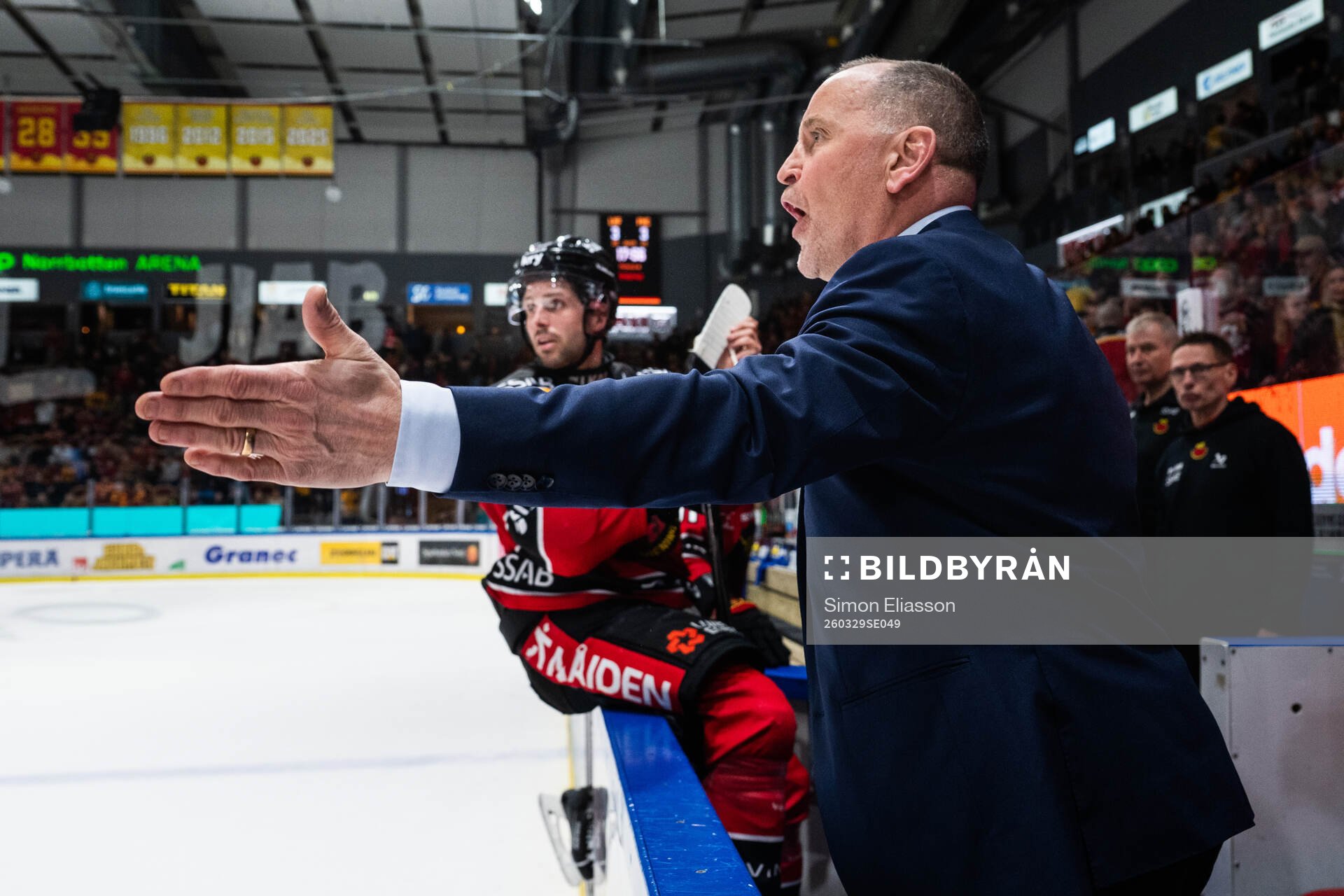 Luleås tränare Thomas Berglund reagerar