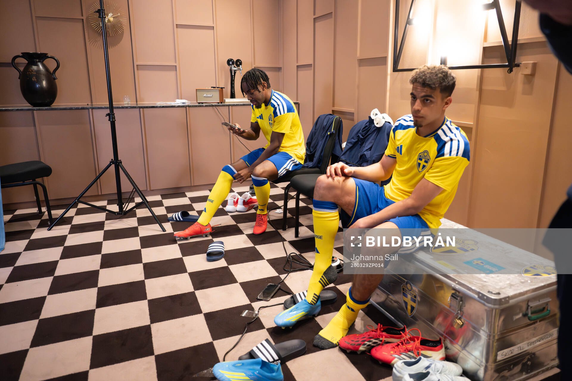 Anthony Elanga and Yasin Ayari of the Swedish national