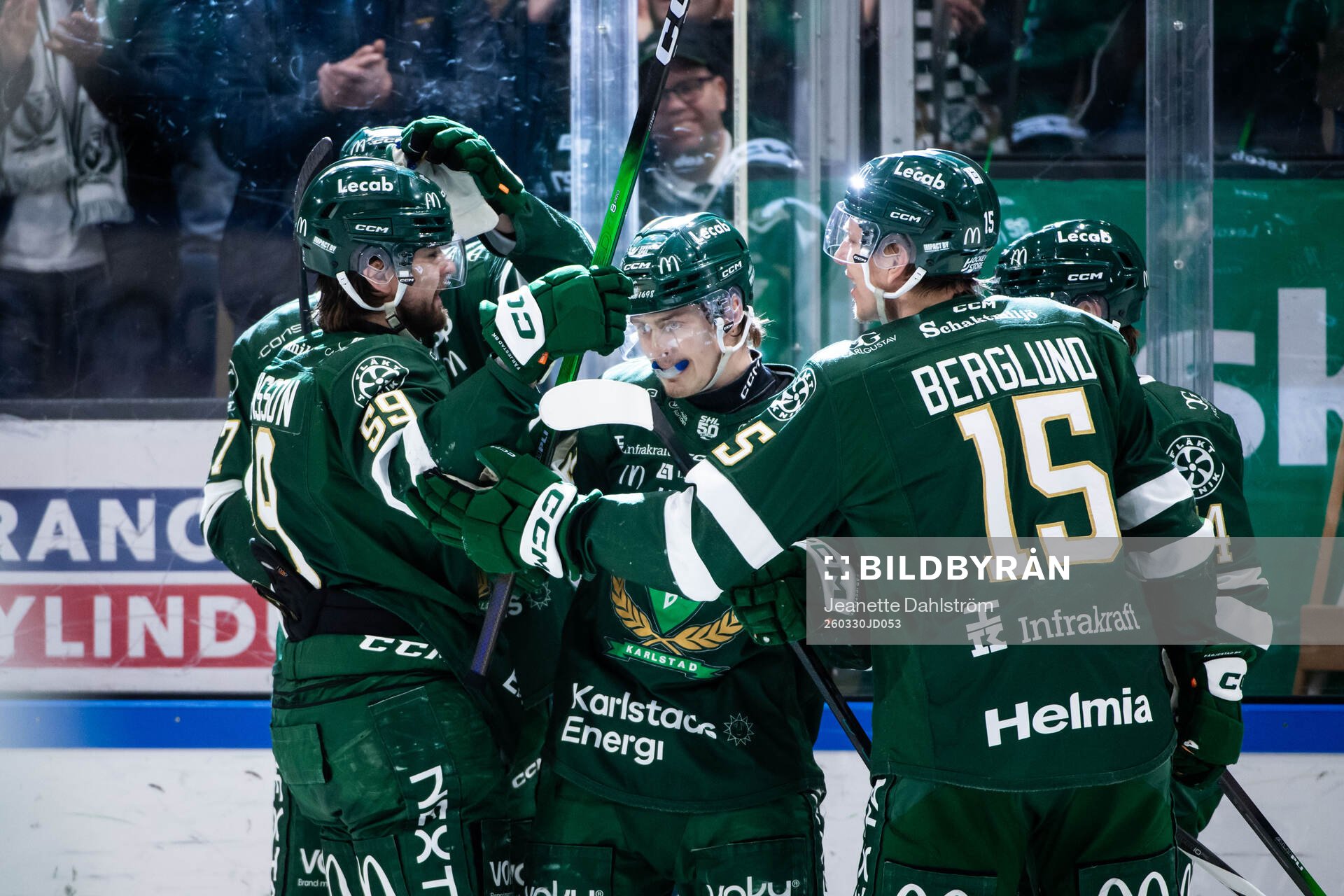 Färjestads Lucas Forsell jublar med lagkamrater