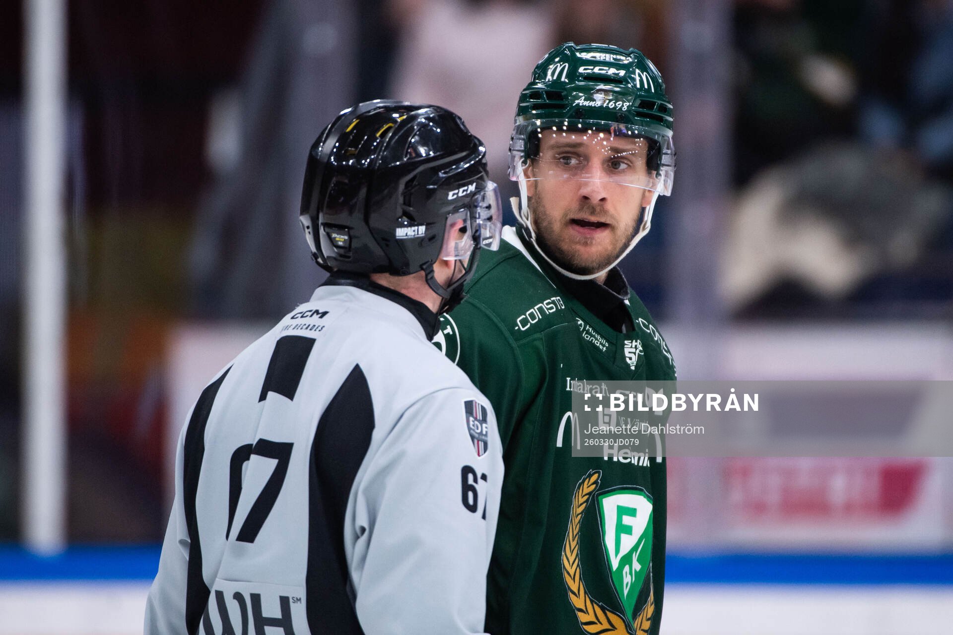 Linjedomare Christian Billing och Färjestads Filip Roos