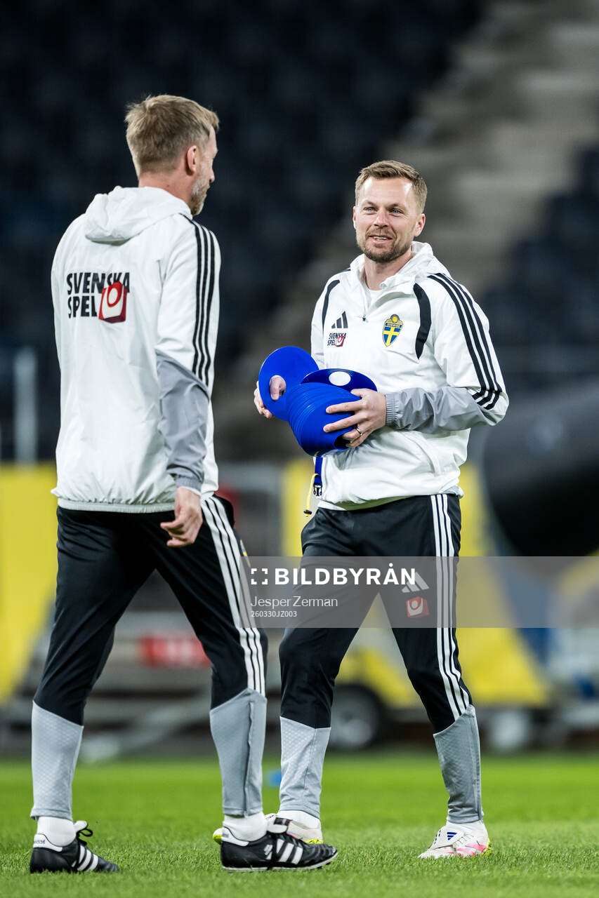 Assistant coach Sebastian Larsson and head coach Graham