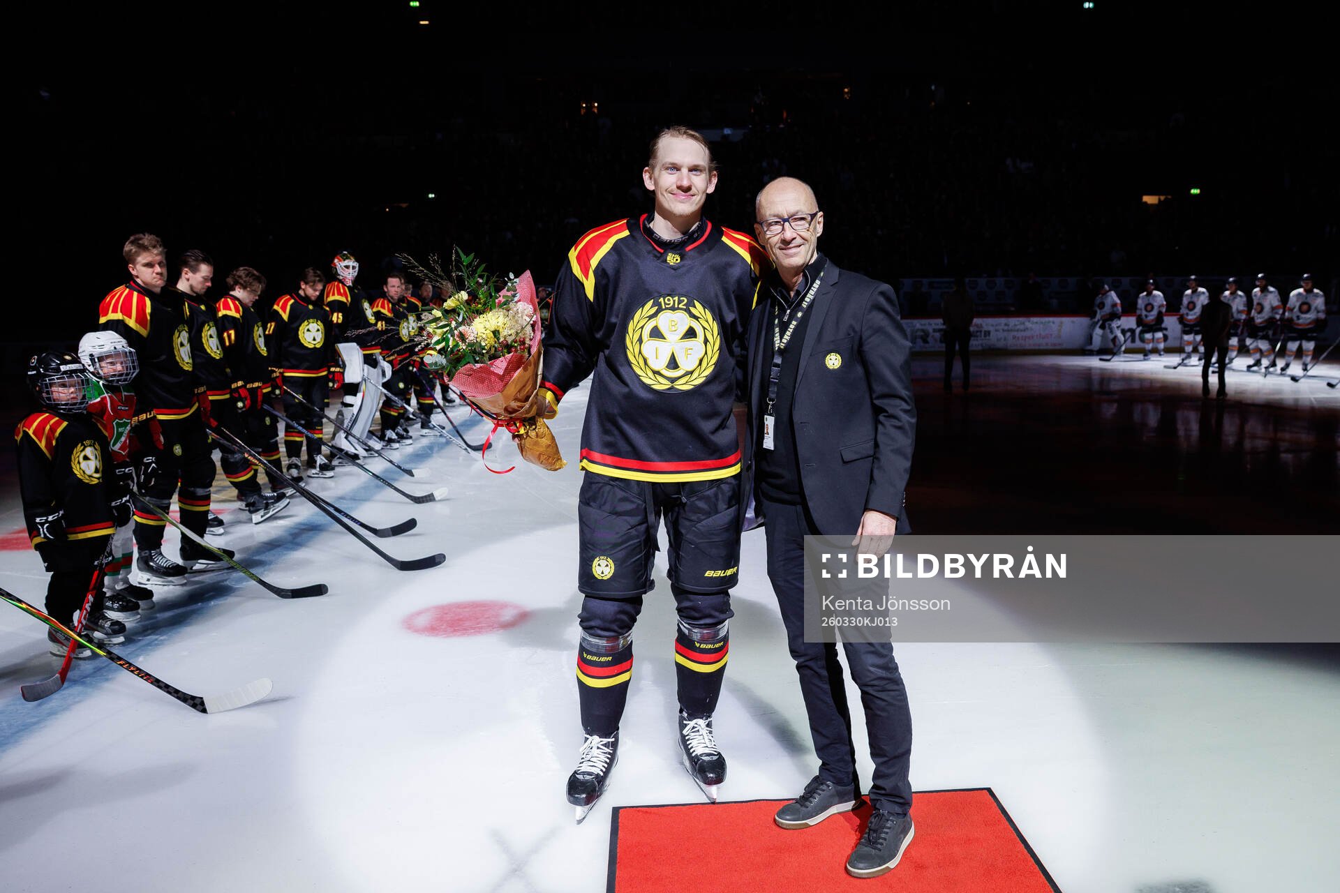 Brynäs Oskar Lindblom hyllas för 300 matcher av Brynäs