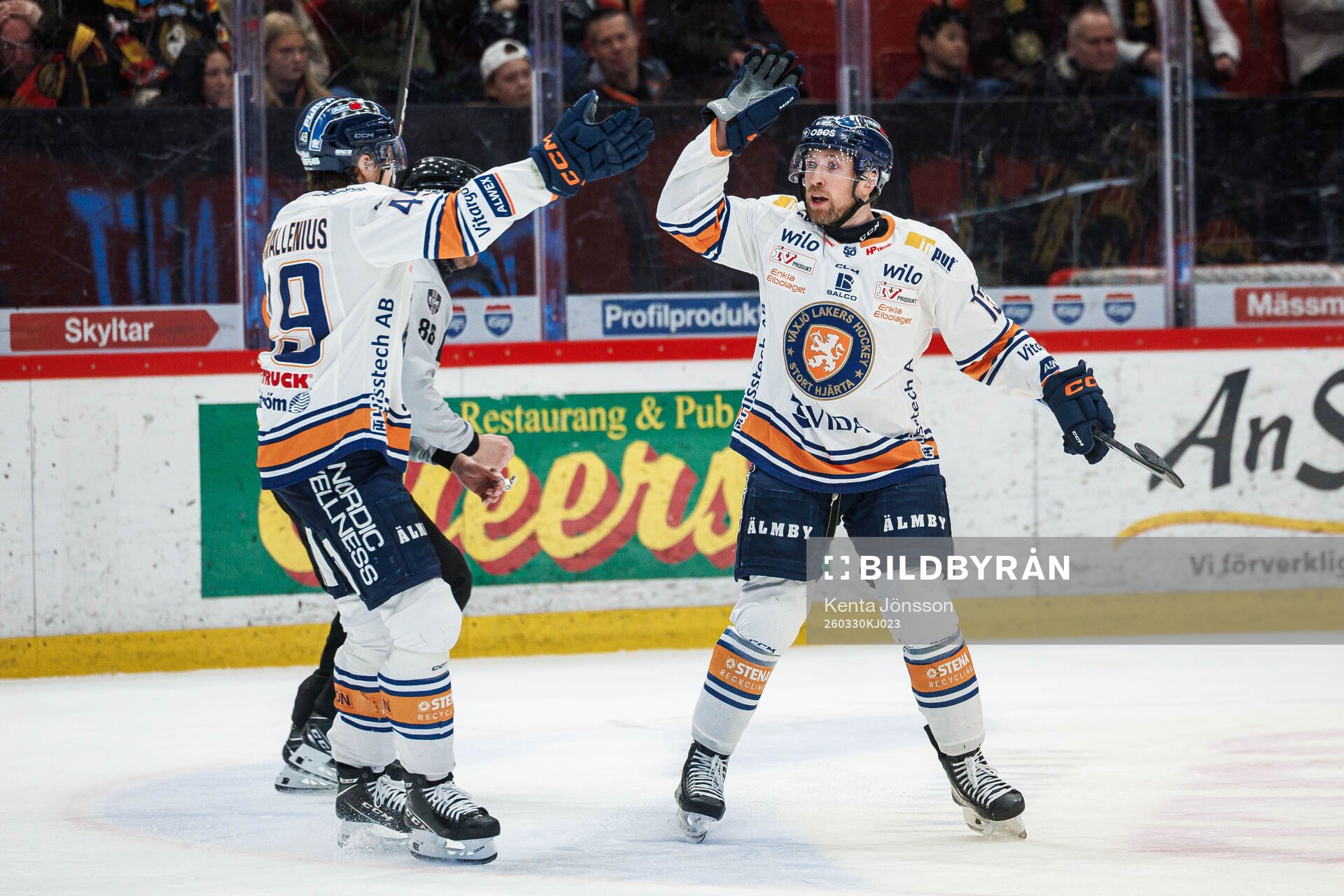 Växjös Dylan Mclaughlin jublar med Leo Sahlin Wallenius