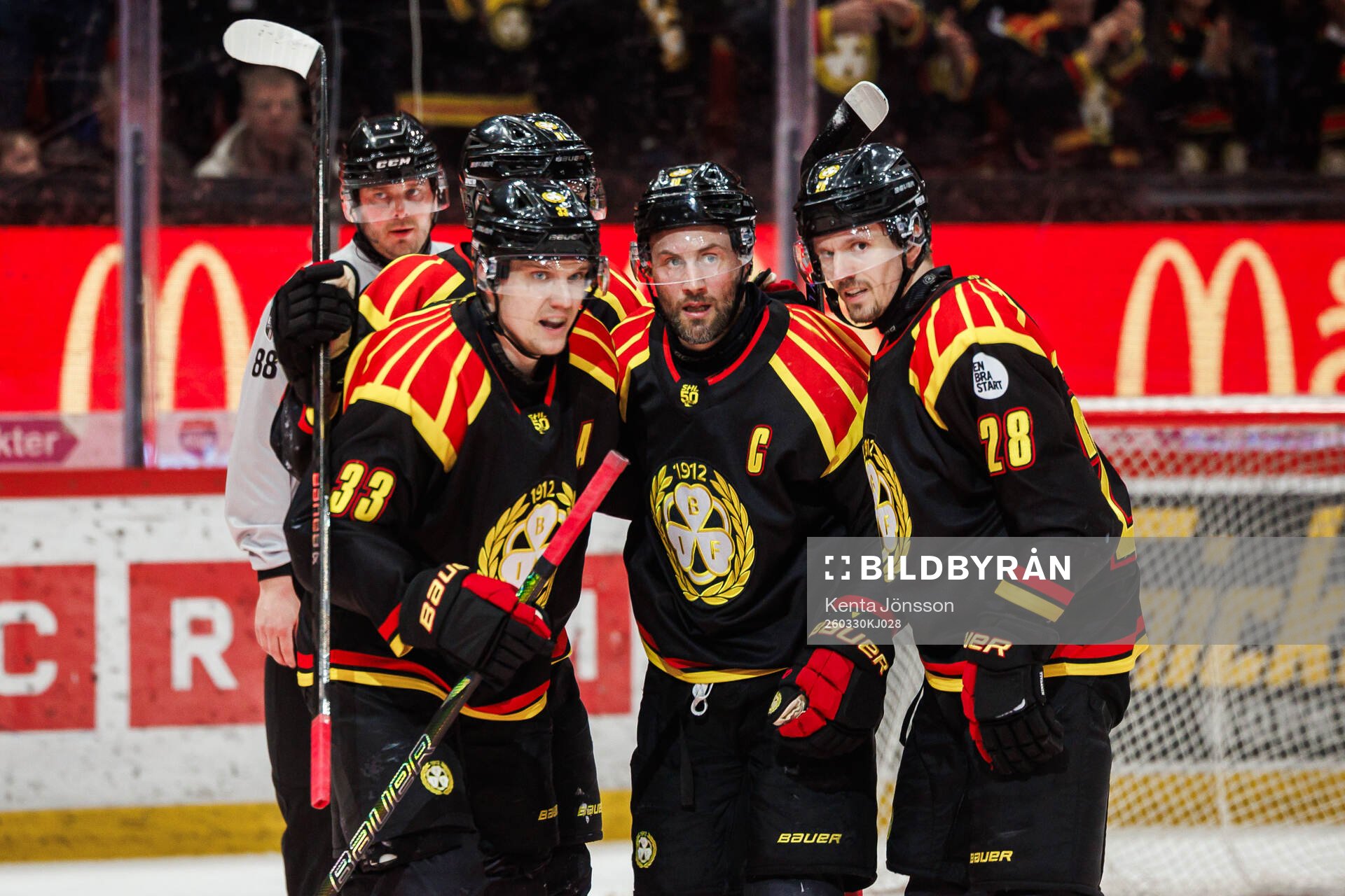 Brynäs Johan Larsson jublar med Jakob Silfverberg och