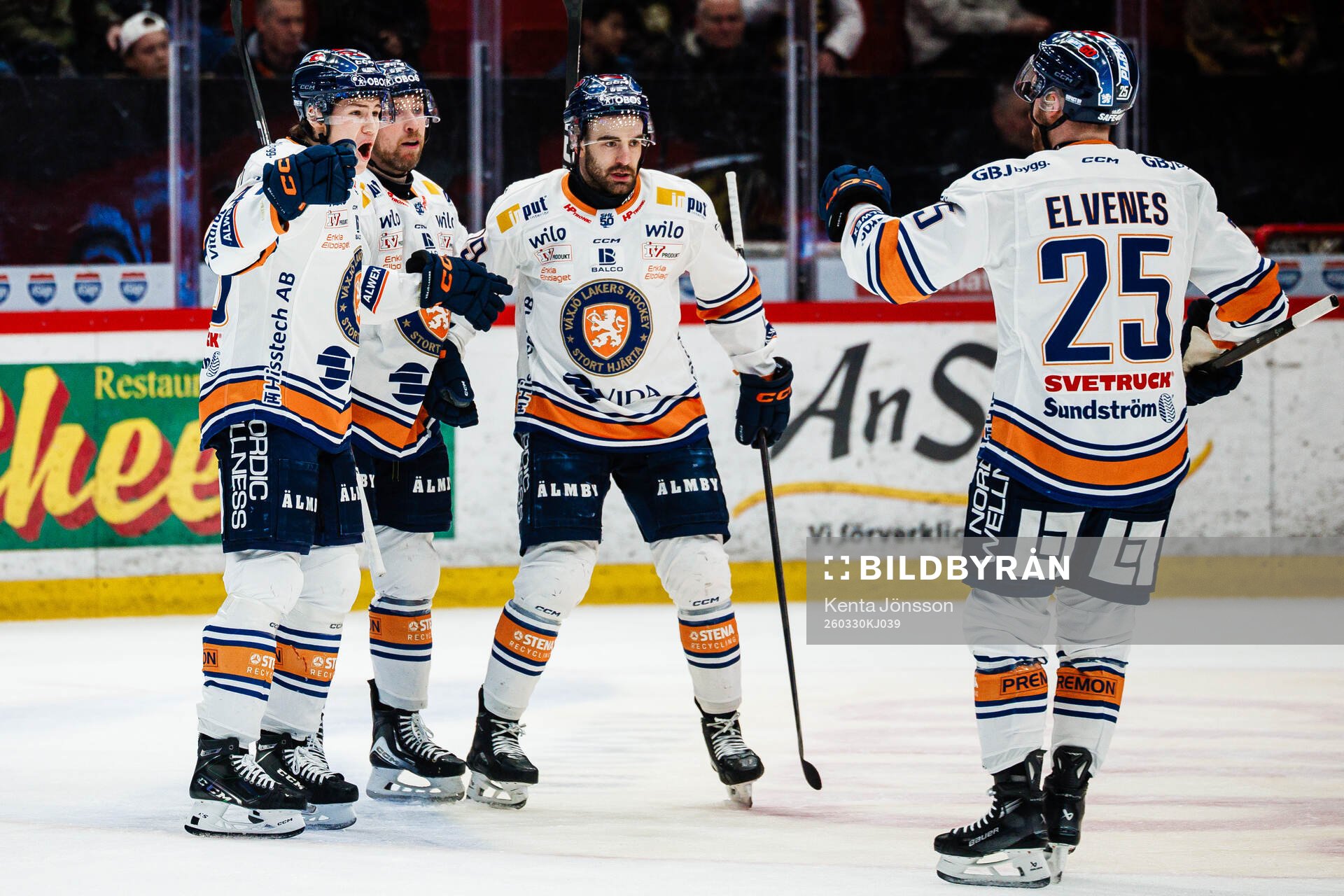 Växjös Dylan Mclaughlin jublar med Leo Sahlin Wallenius