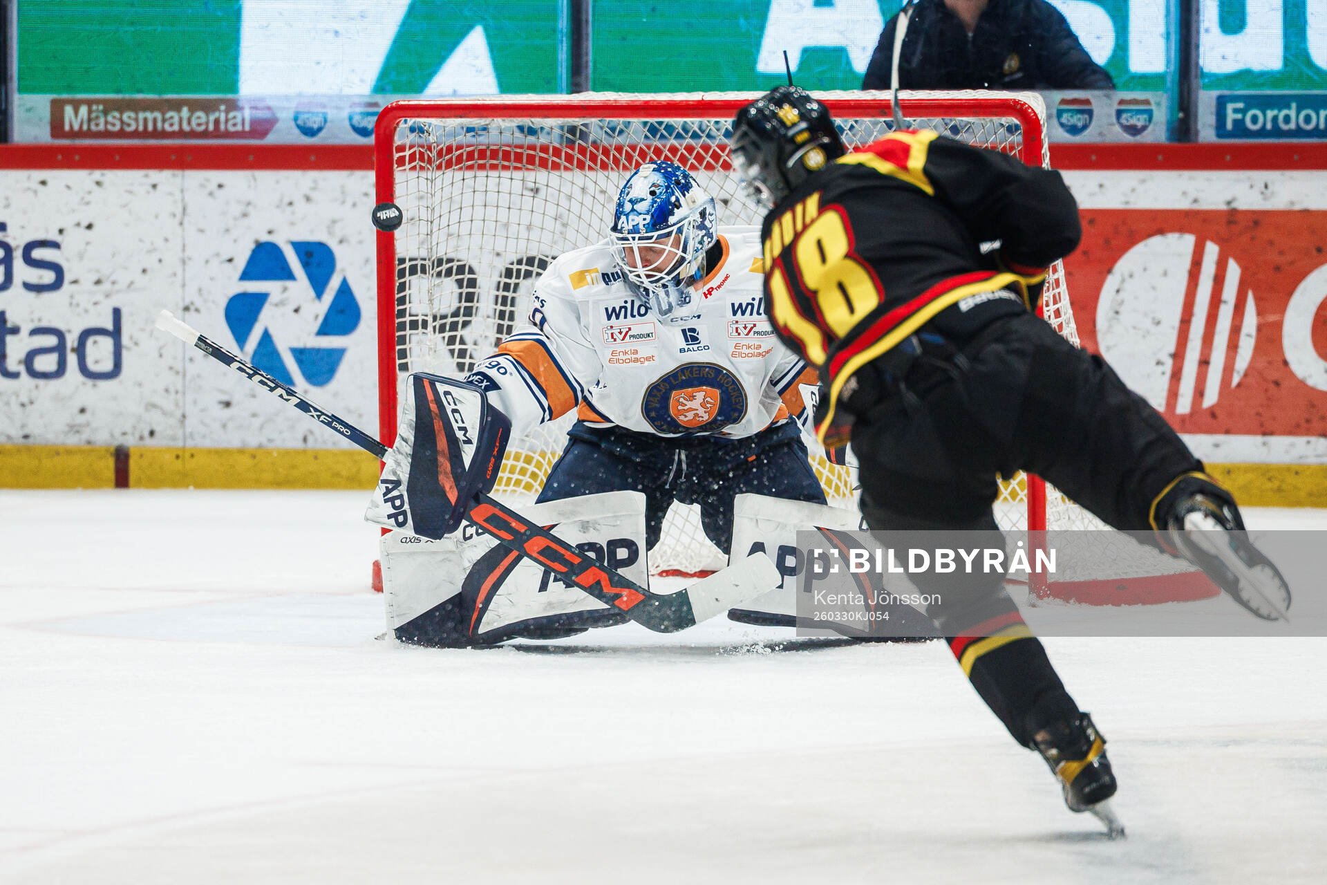 Växjös målvakt Adam Åhman och Brynäs Anton Rödin