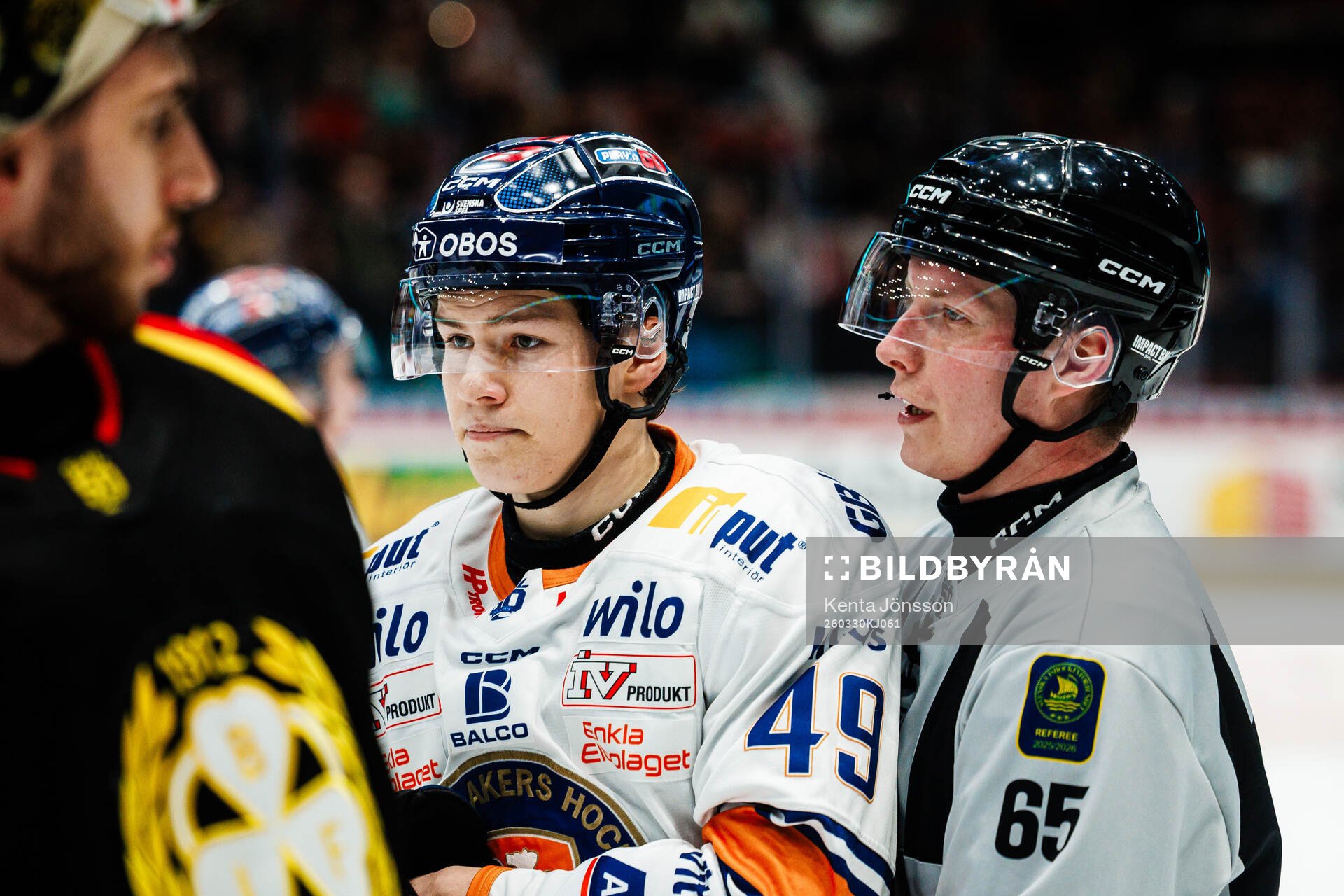 Växjös Leo Sahlin Wallenius och Linjedomare Rasmus