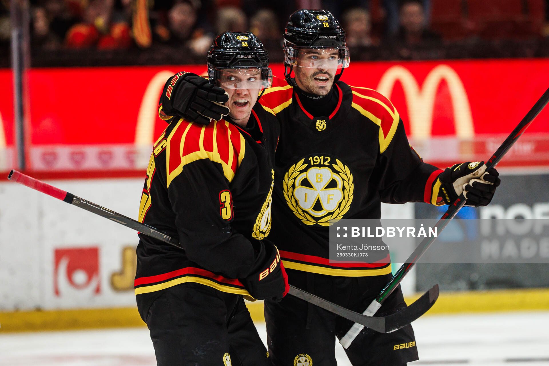 Brynäs Jakob Silfverberg jublar med Axel Andersson