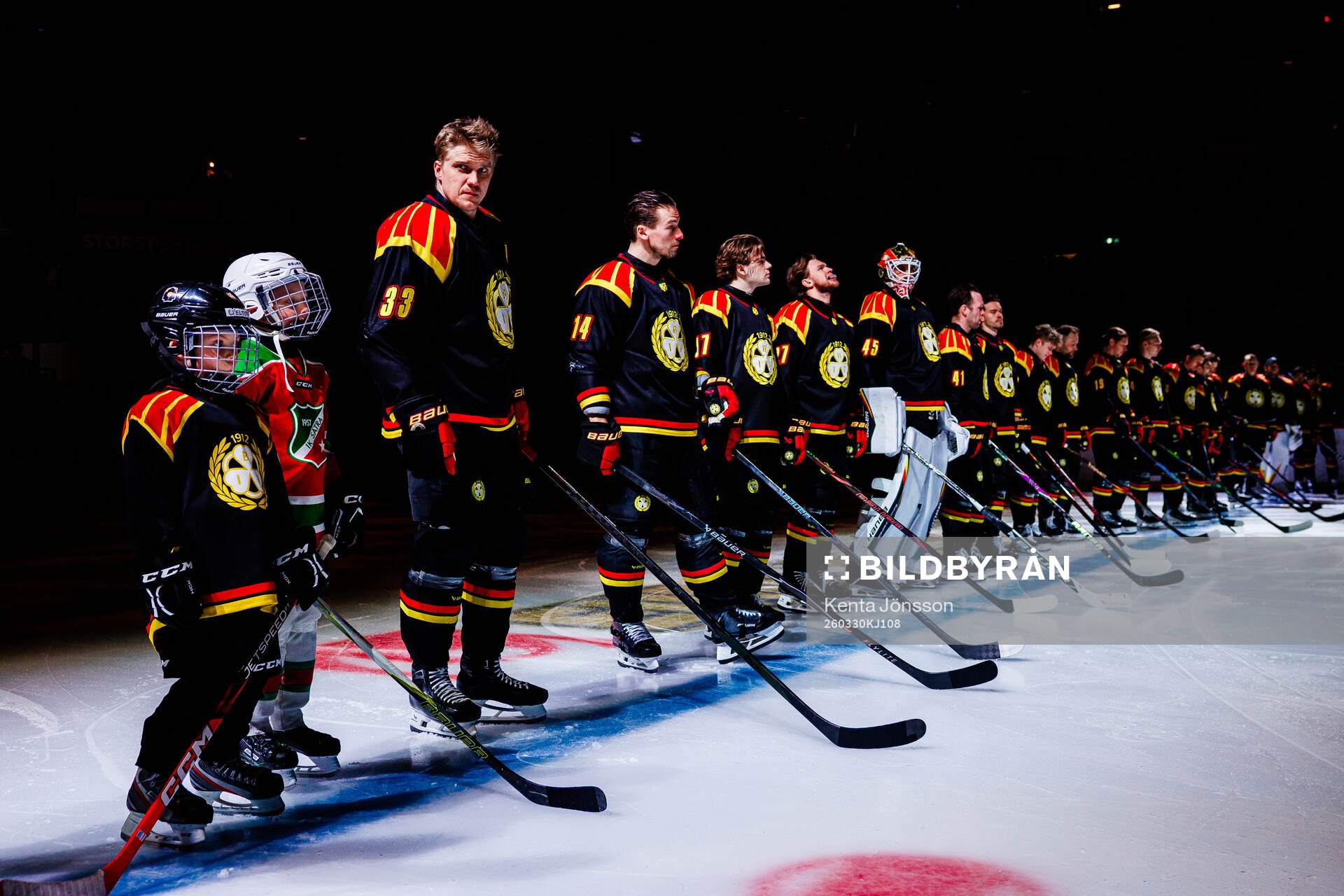 Brynäs Jakob Silfverberg med lagkamrater