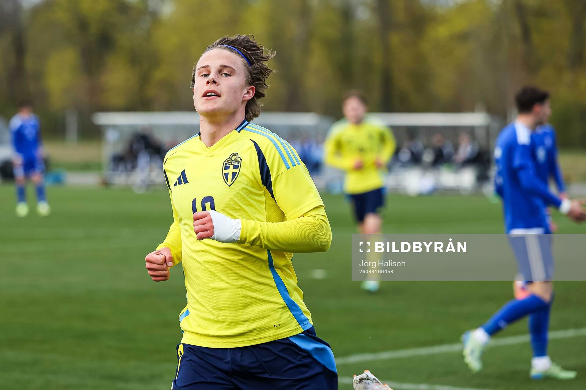 Love Arrhov of Sweden celebrates
