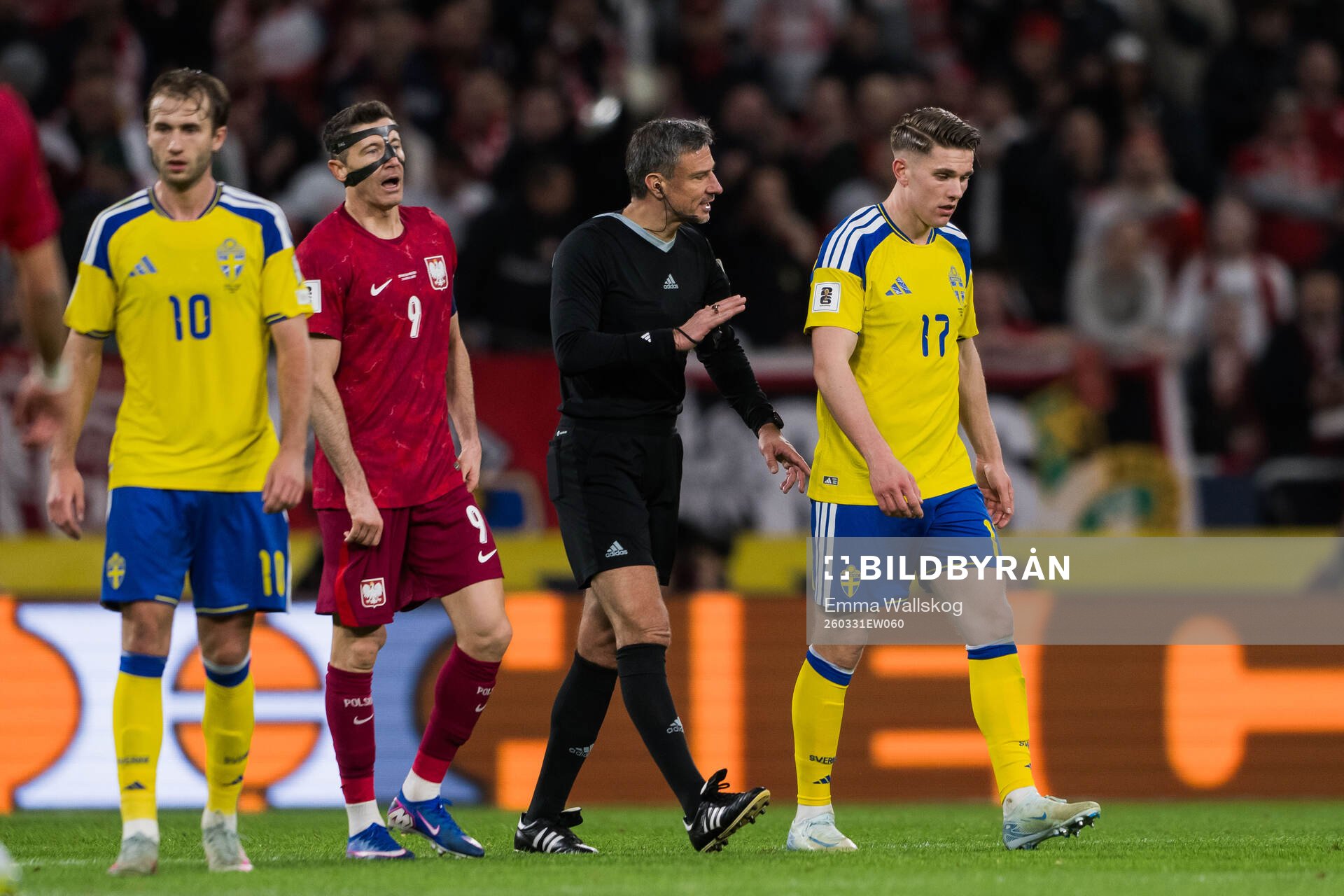 Referee Slavko Vincic and Viktor Gyökeres of Sweden