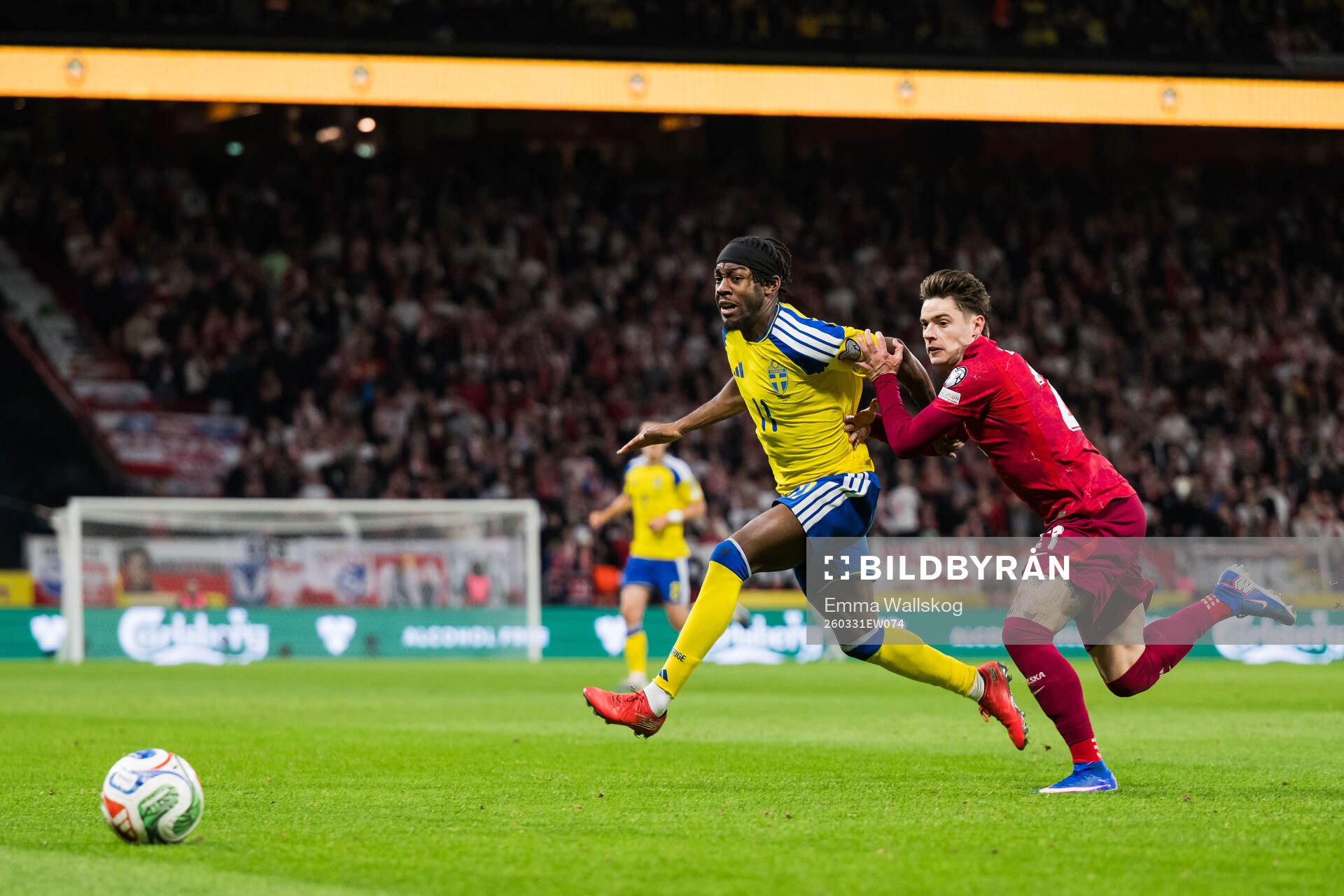 Anthony Elanga of Sweden and Nicola Zalewski of Poland