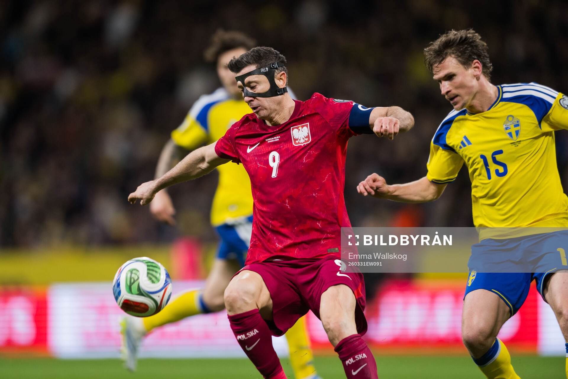 Robert Lewandowski of Poland and Carl Starfelt of Sweden