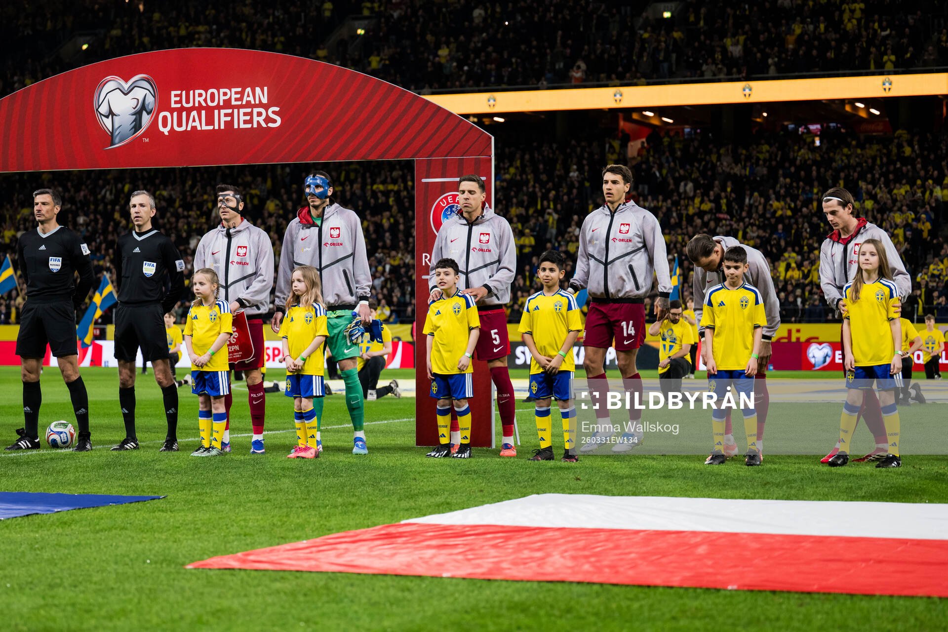 Mascots in front of Robert Lewandowski, goalkeeper Kamil