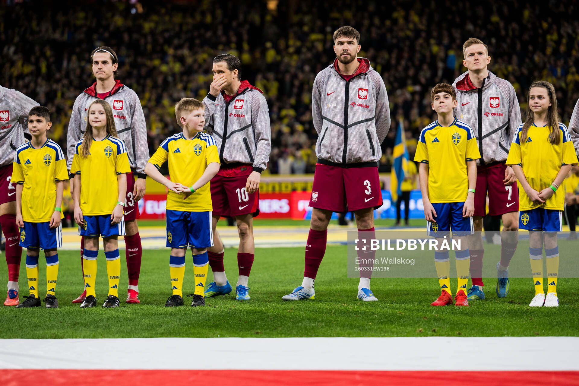 Mascots in front of Jakub Kaminski, Piotr Zielinski,