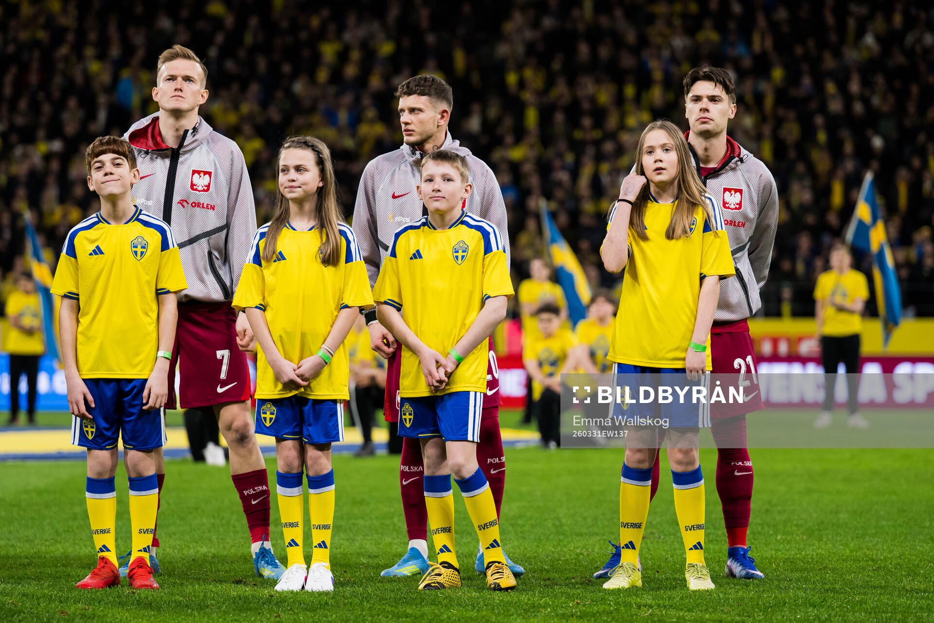 Mascots in front of Karol Swiderski, Sebastian Szymanski