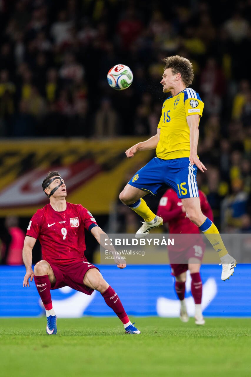 Robert Lewandowski of Poland and Carl Starfelt of Sweden