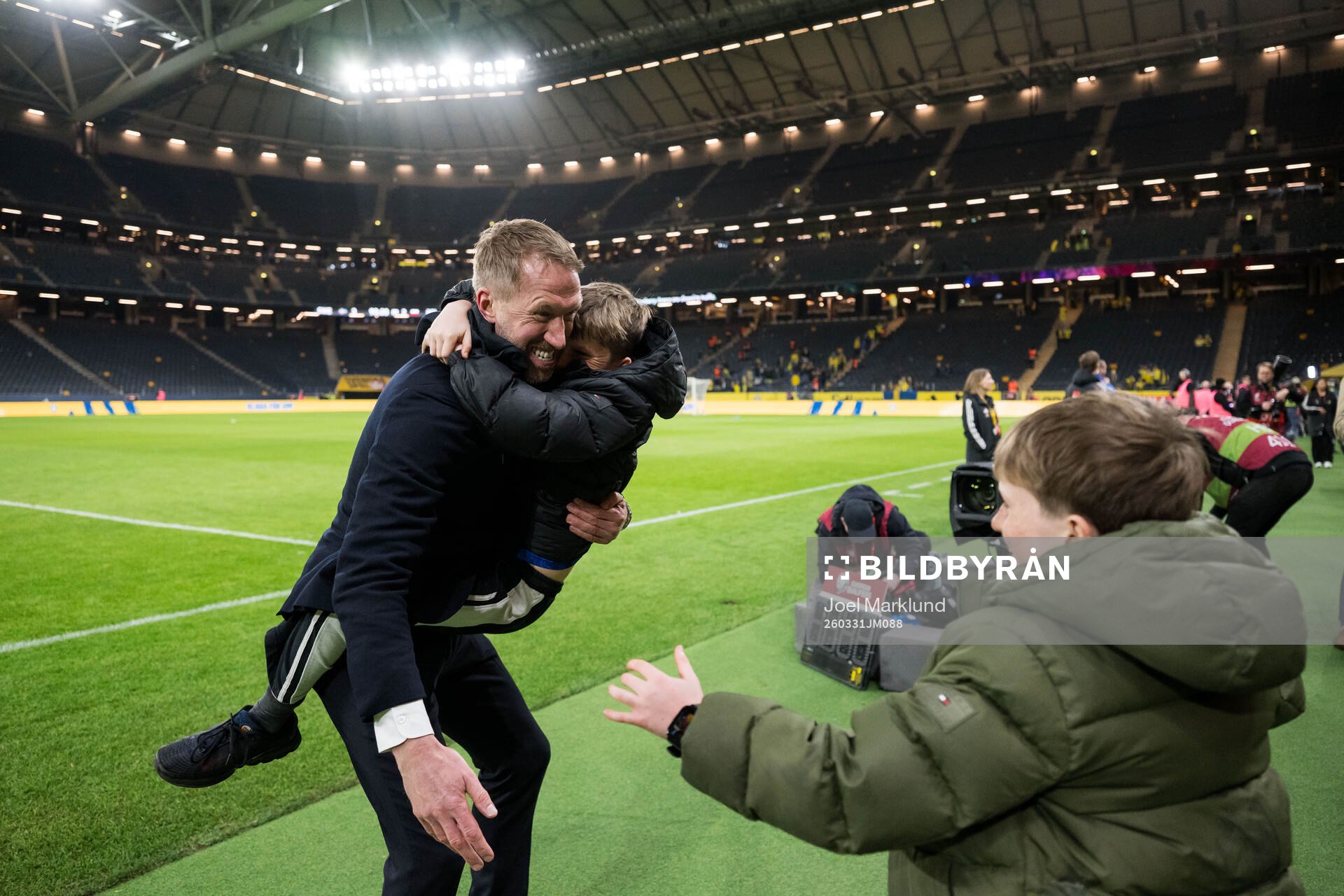 Head coach Graham Potter of Sweden celebrate with family