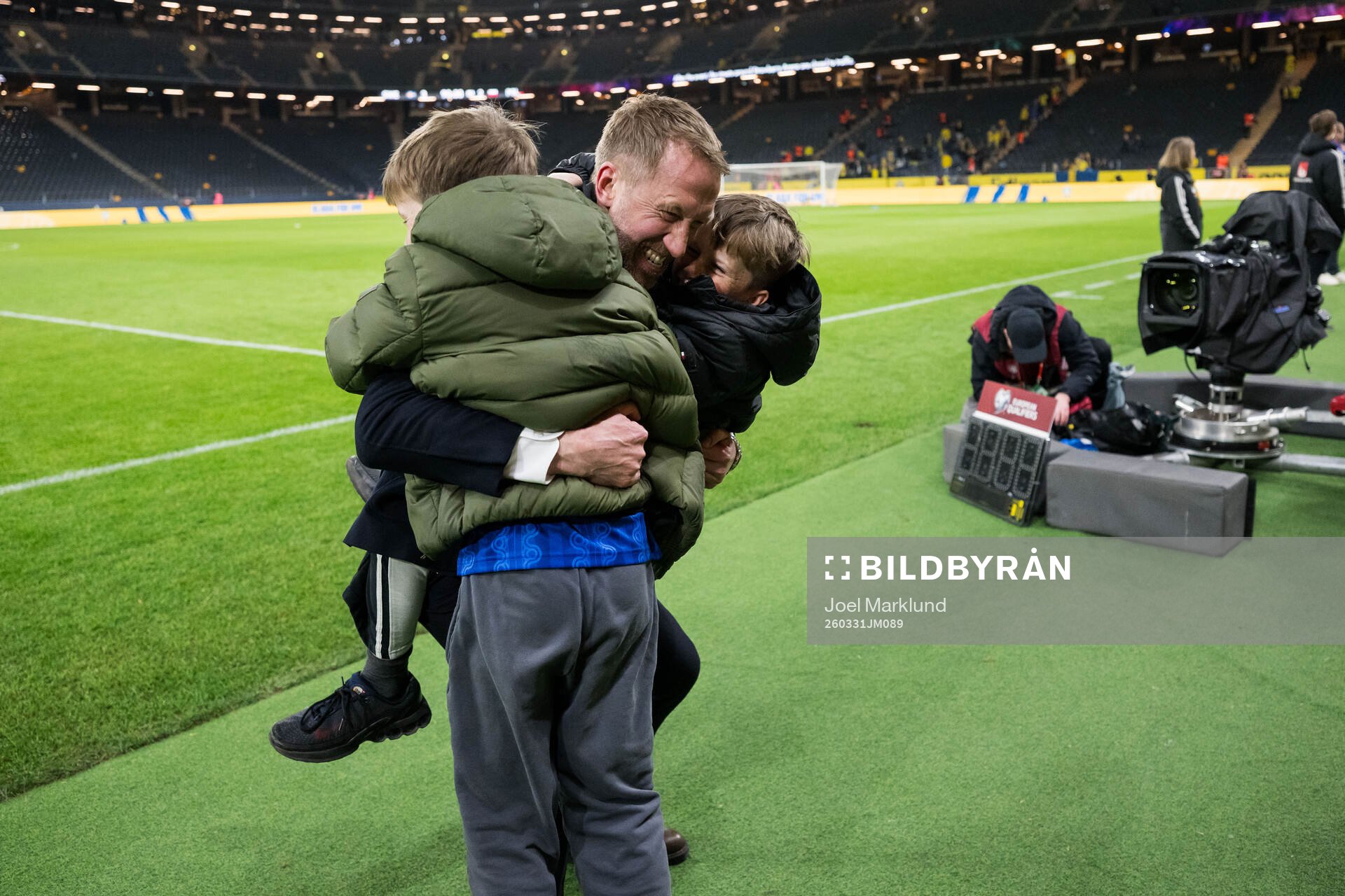 Head coach Graham Potter of Sweden celebrate with family