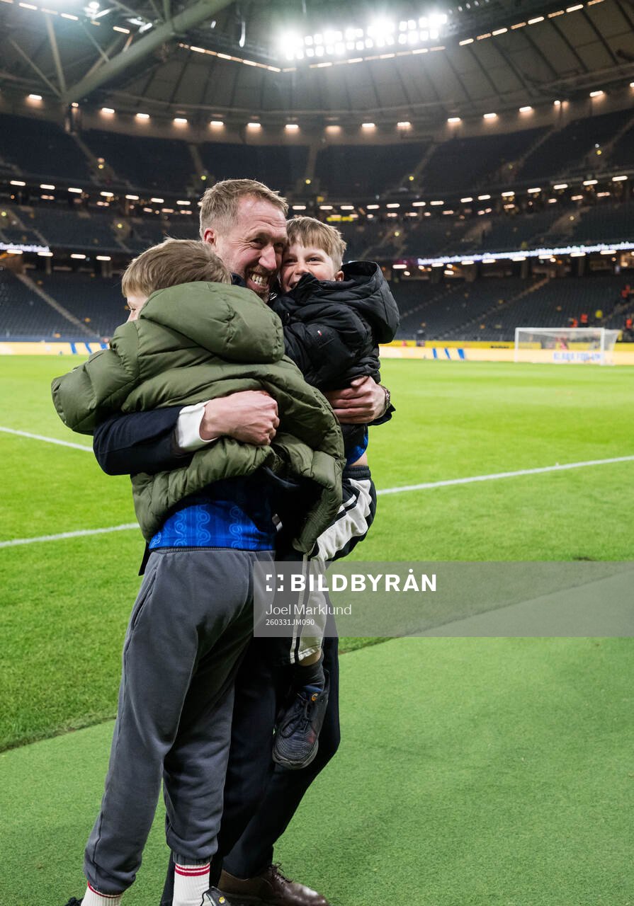 Head coach Graham Potter of Sweden celebrate with family