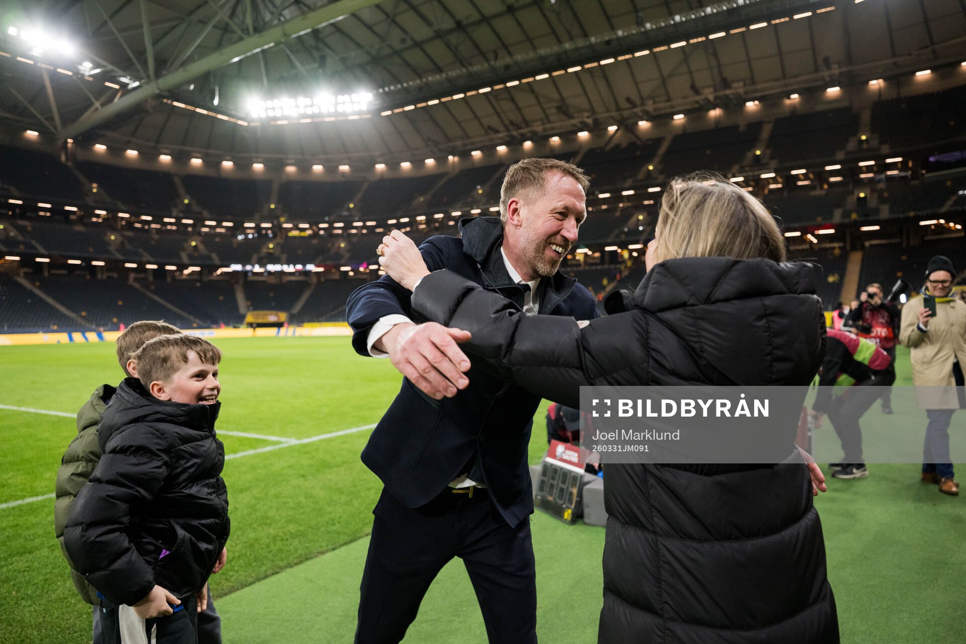 Head coach Graham Potter of Sweden celebrate with family