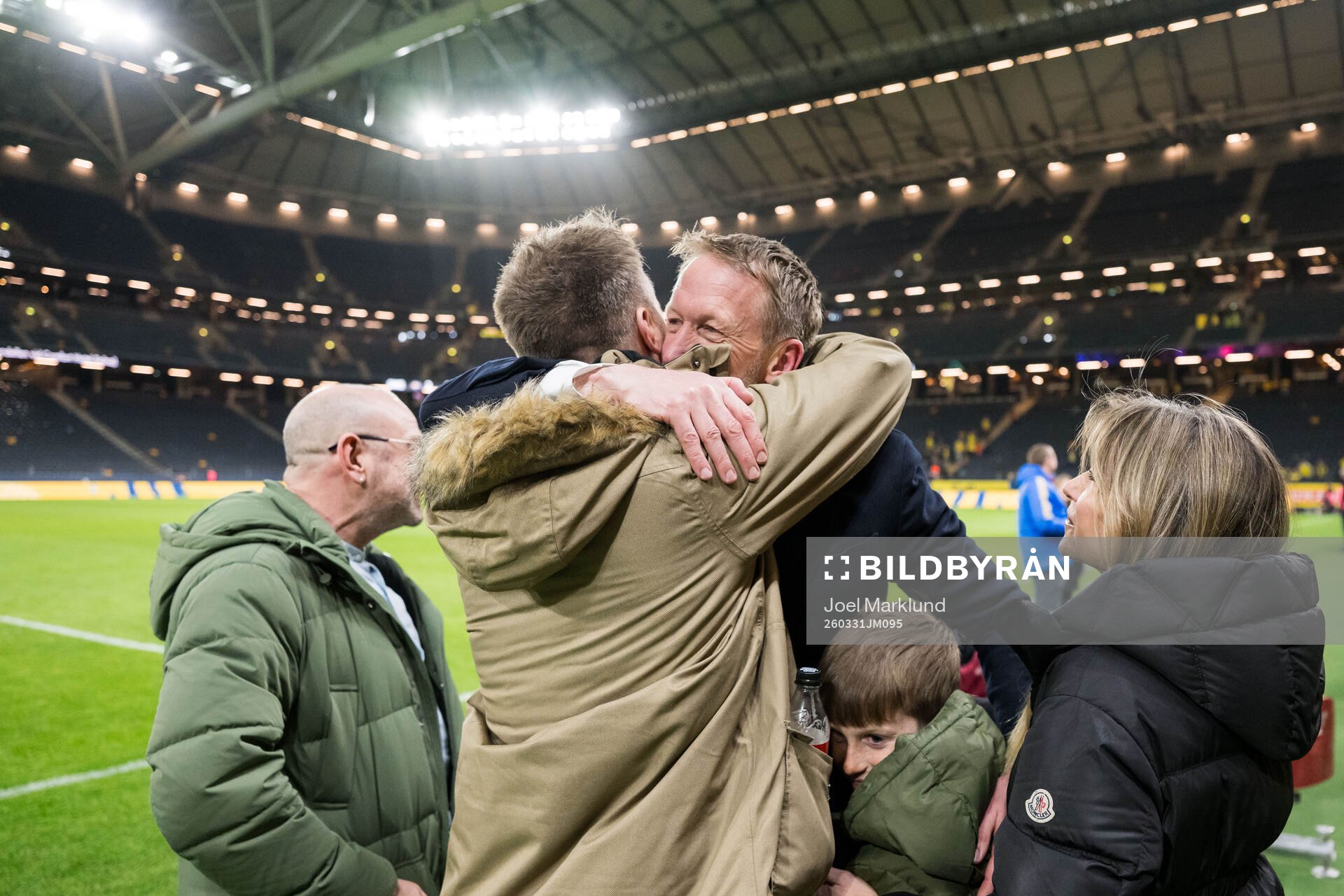 Head coach Graham Potter of Sweden celebrate with family