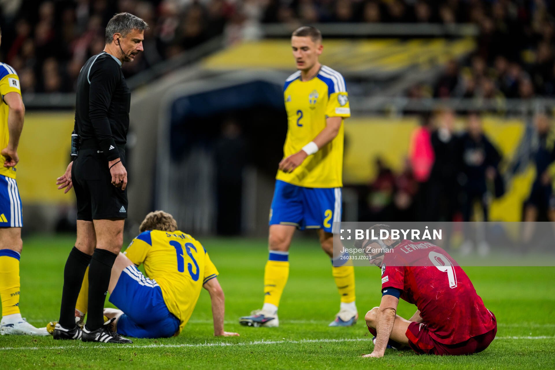 Carl Starfelt of Sweden and Robert Lewandowski of Poland