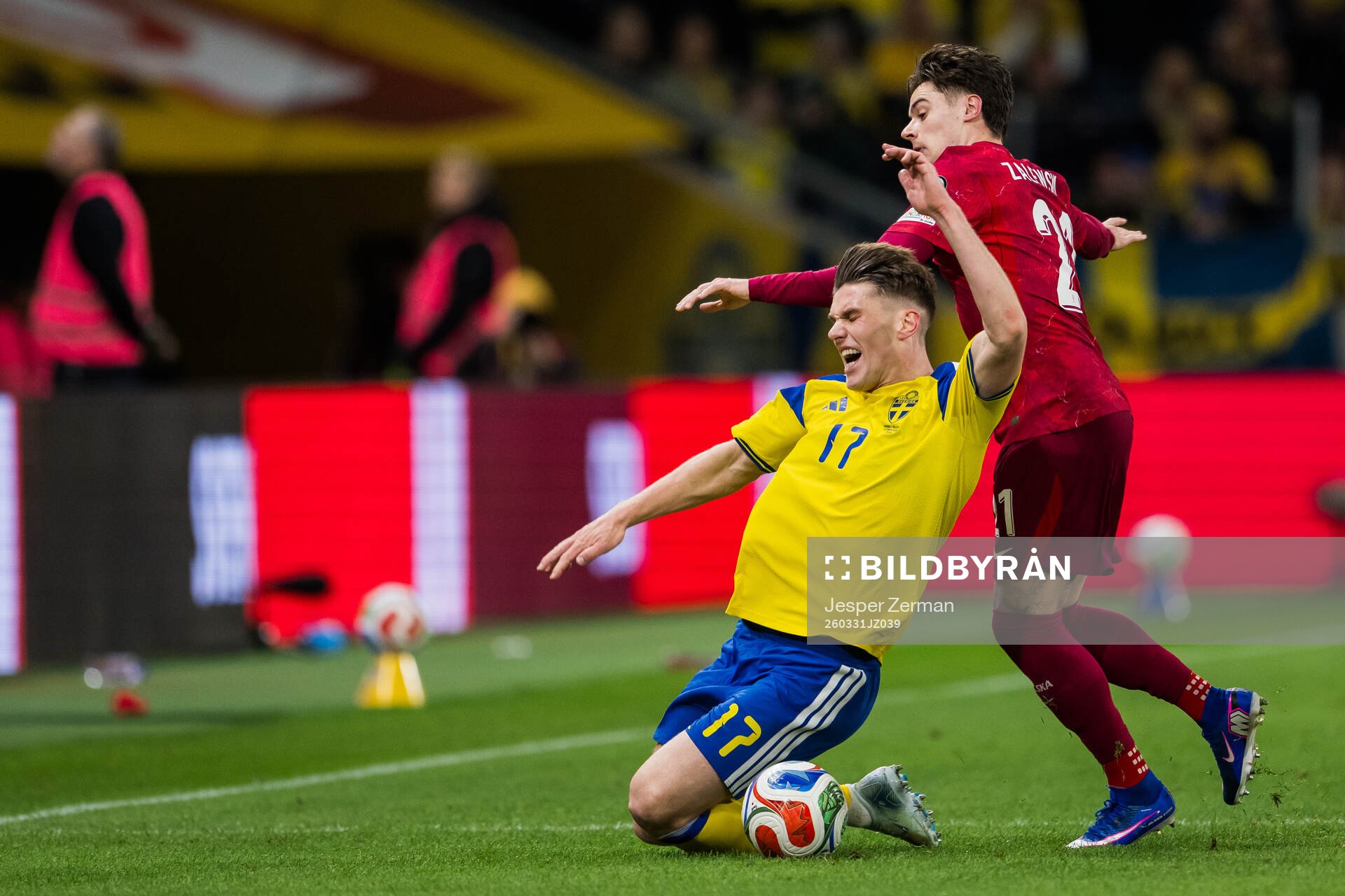 Viktor Gyökeres of Sweden and Nicola Zalewski of Poland