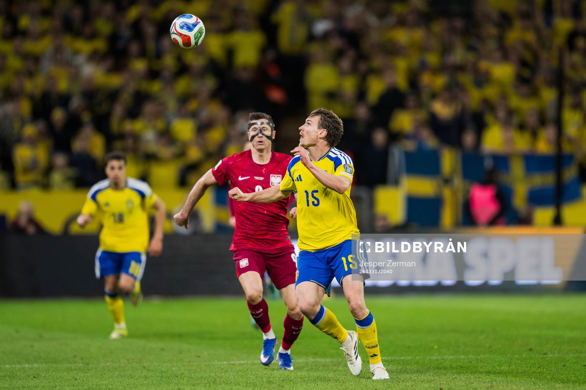 Robert Lewandowski of Poland and Carl Starfelt of Sweden